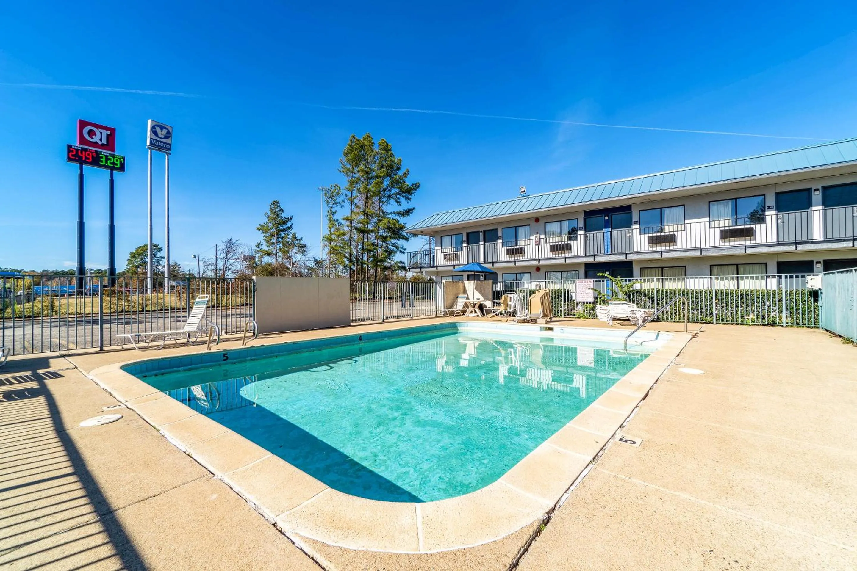 Swimming pool in Xpress Inn & Extended Stays