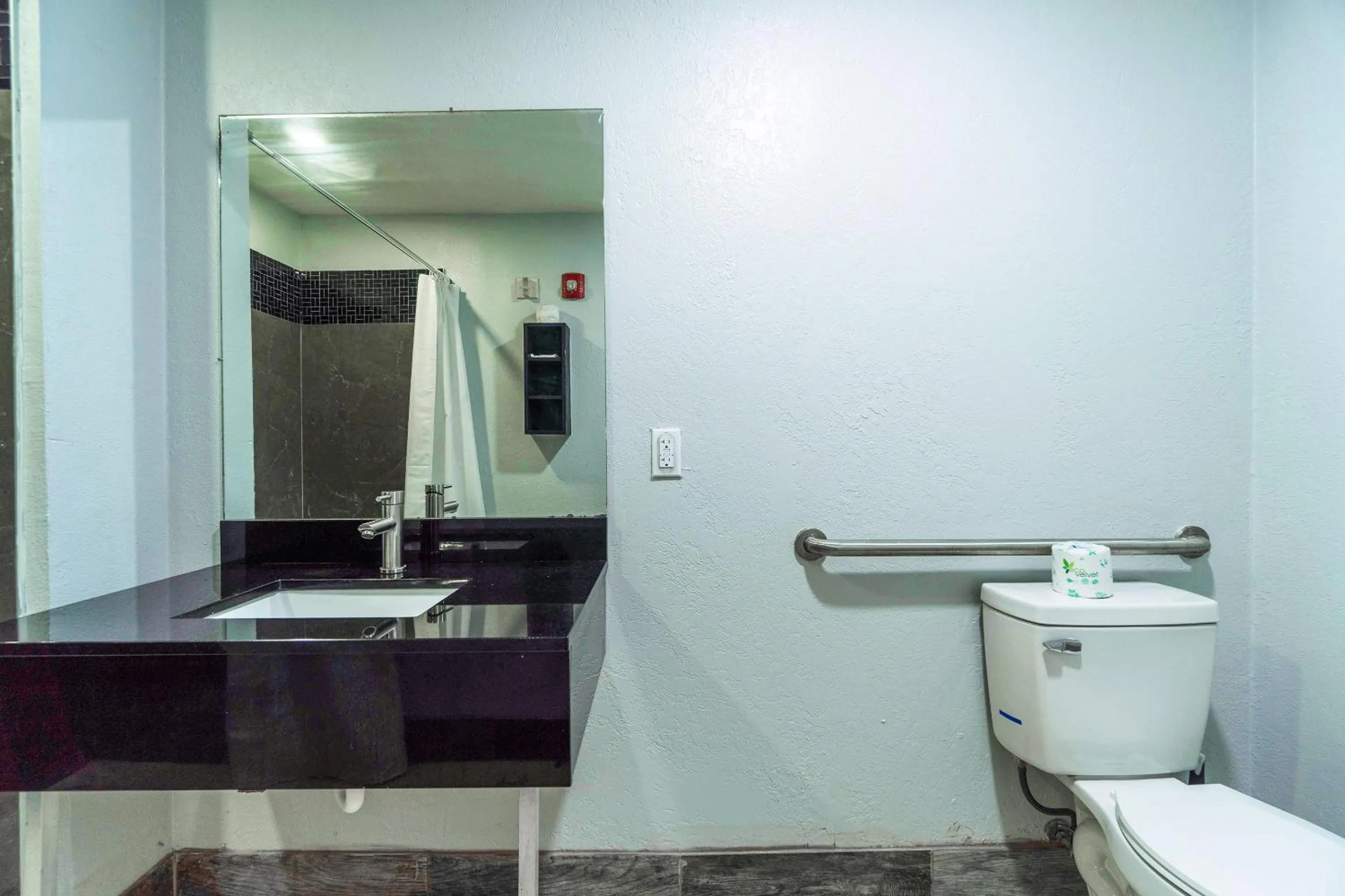 Bathroom in Xpress Inn & Extended Stays