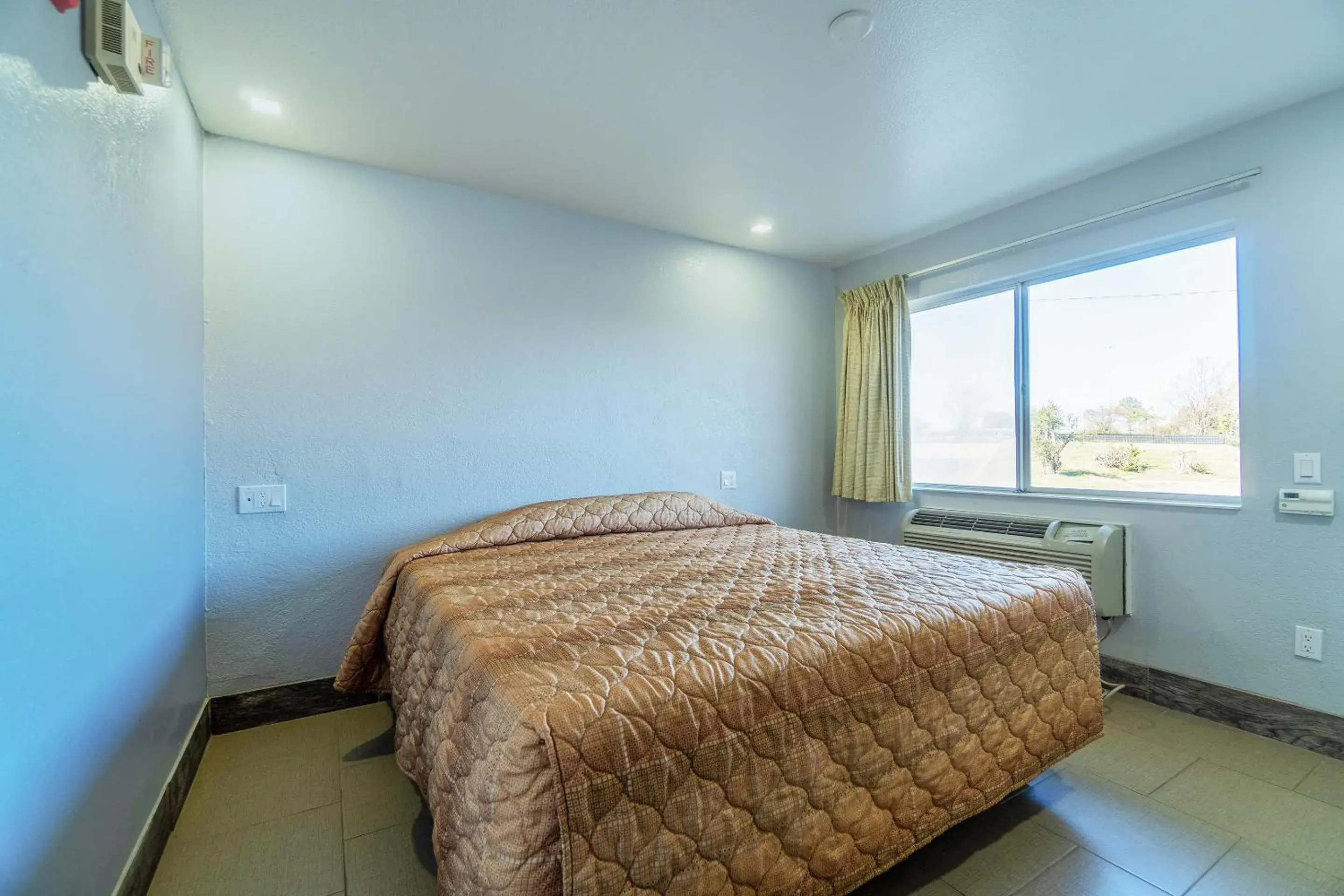 King Bed Accessible Non-Smoking in Xpress Inn & Extended Stays King Bed Accessible Non-Smoking in Xpress Inn & Extended Stays