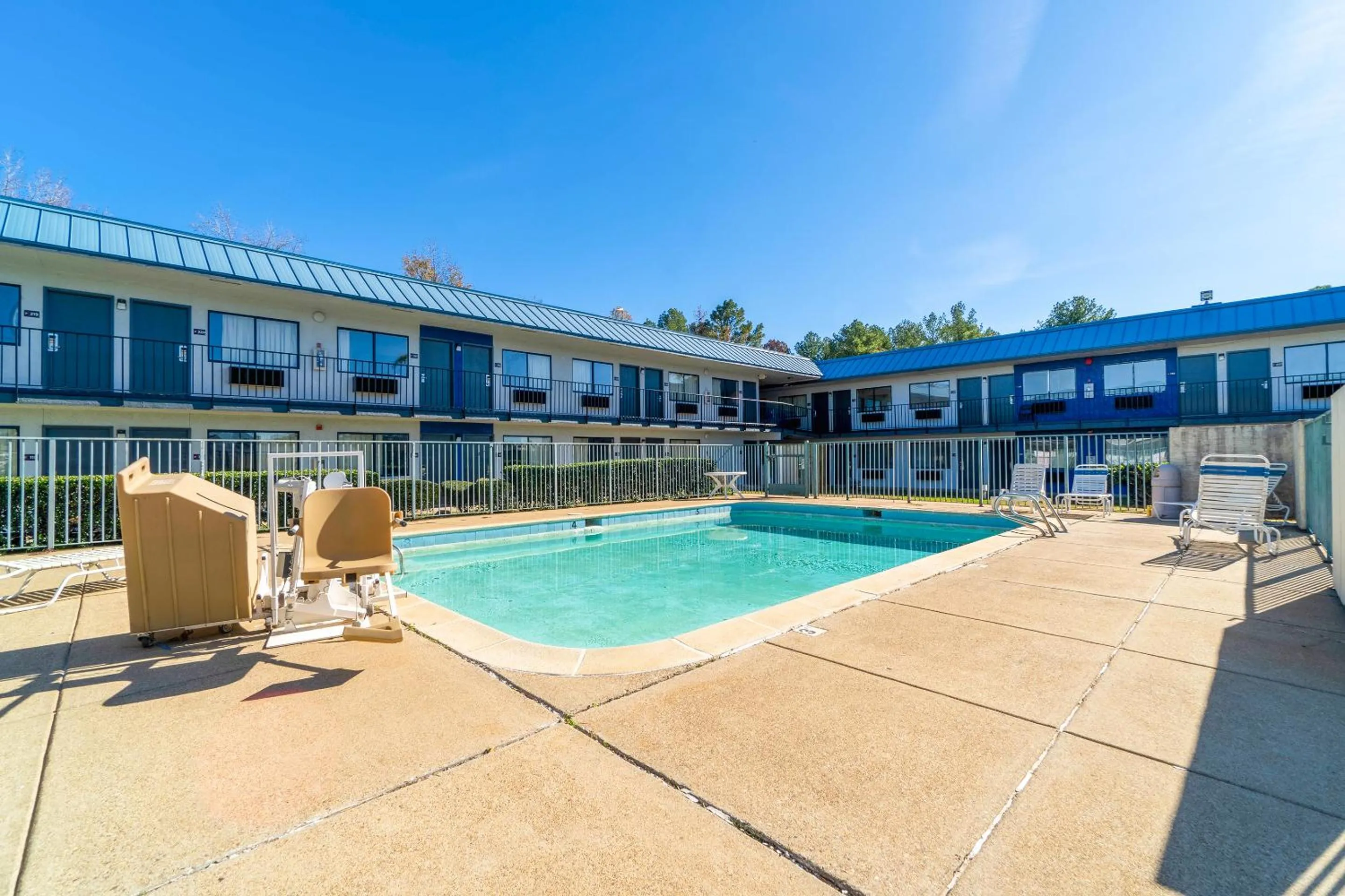 Swimming pool in Xpress Inn & Extended Stays