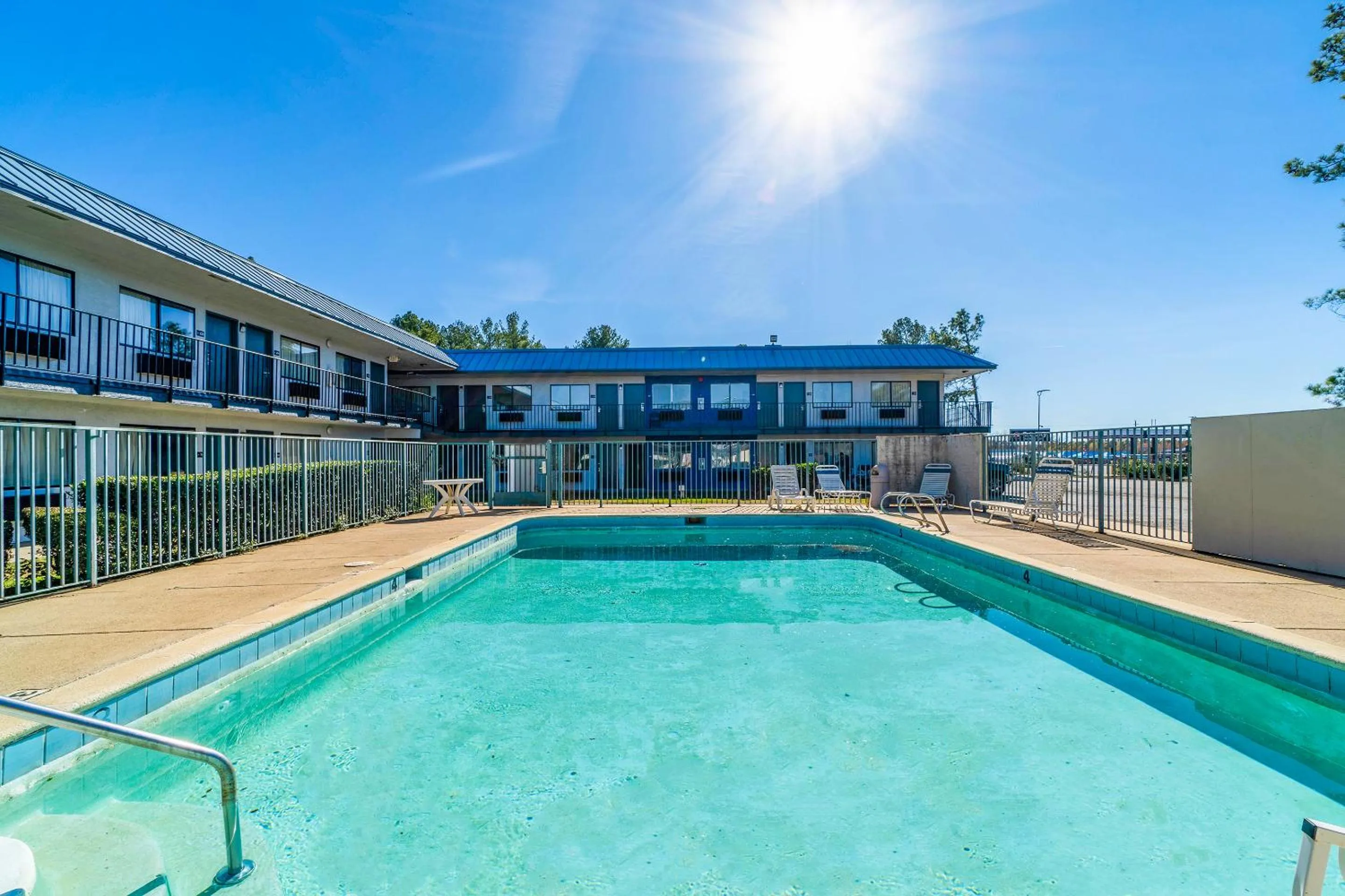 Swimming pool in Xpress Inn & Extended Stays