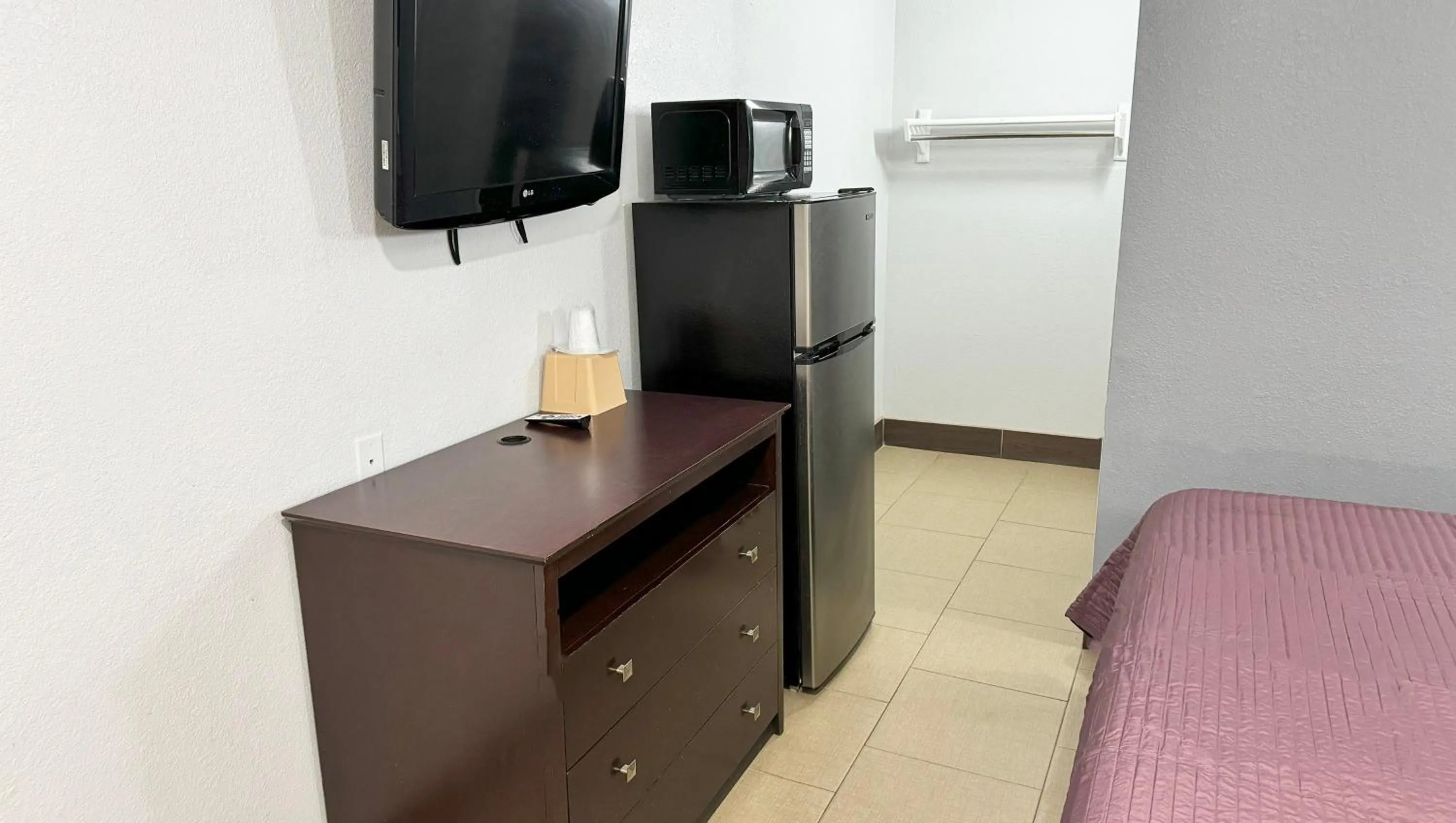 Bedroom in Xpress Inn & Extended Stays