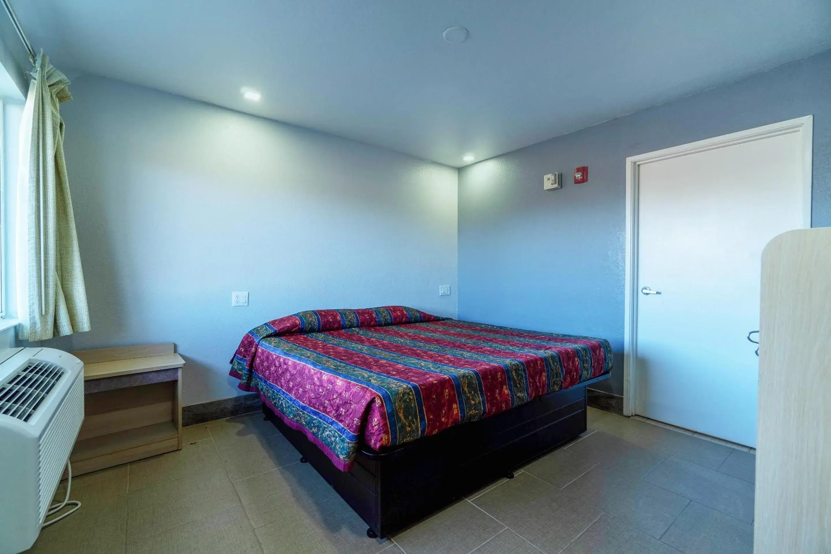 King Bed Non-Smoking in Xpress Inn & Extended Stays King Bed Non-Smoking in Xpress Inn & Extended Stays