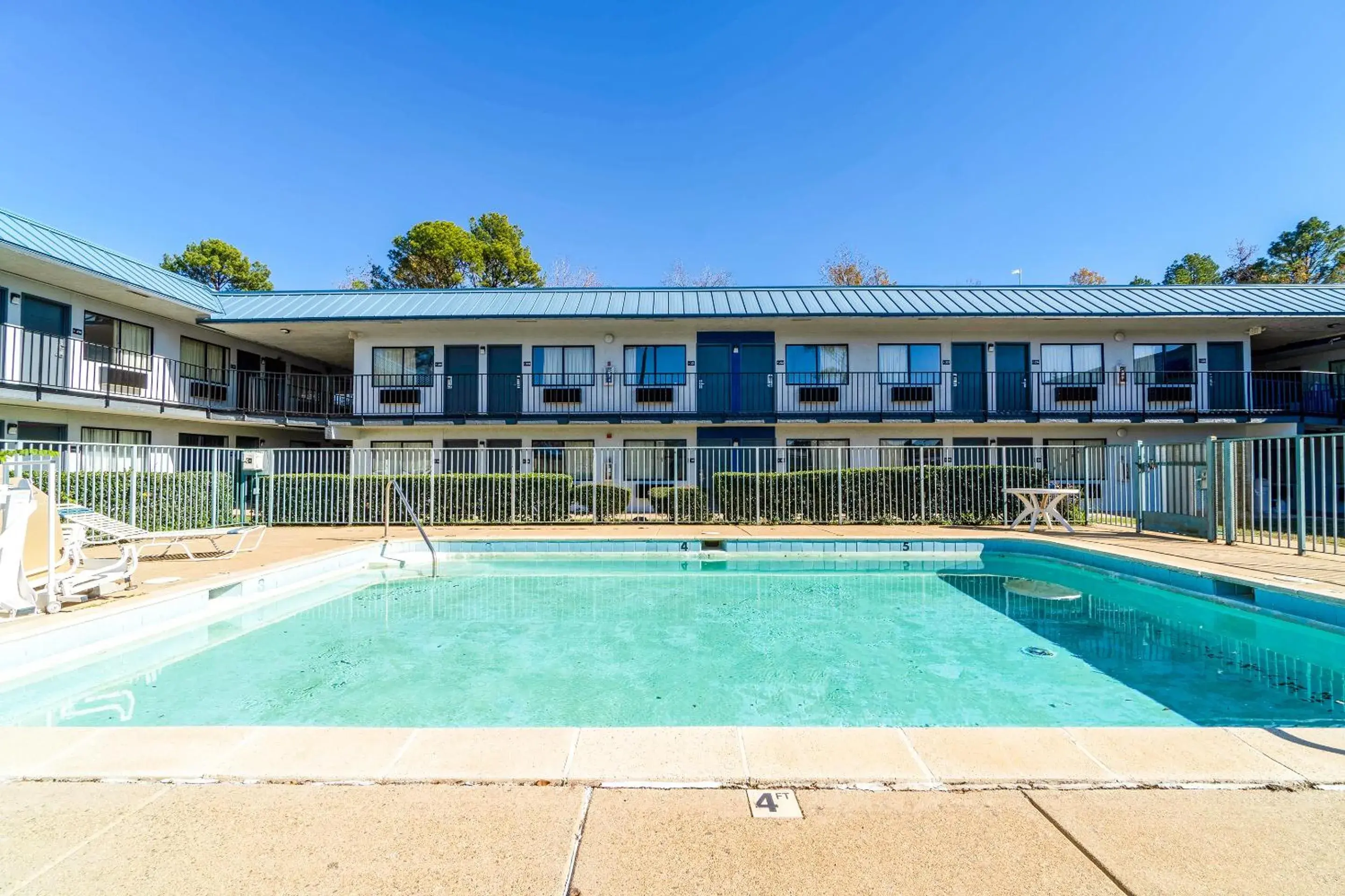 Swimming pool in Xpress Inn & Extended Stays Swimming pool in Xpress Inn & Extended Stays