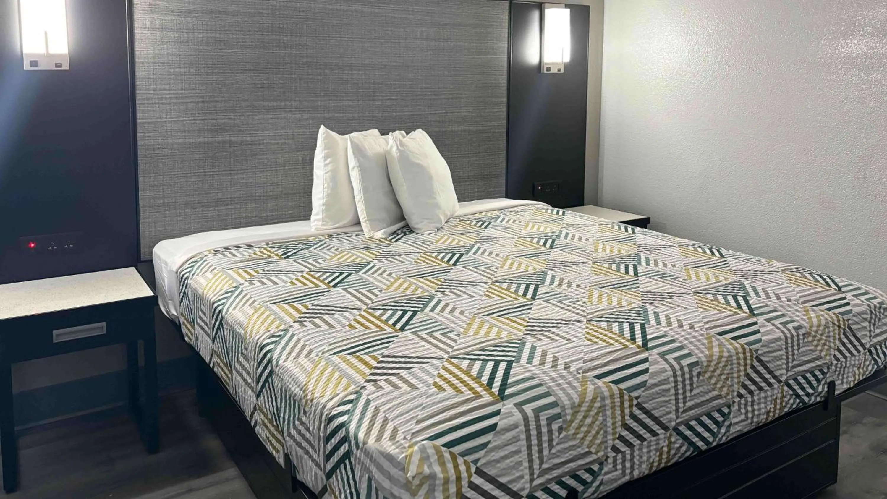 Bedroom, Bed in Motel 6-Meridian, MS