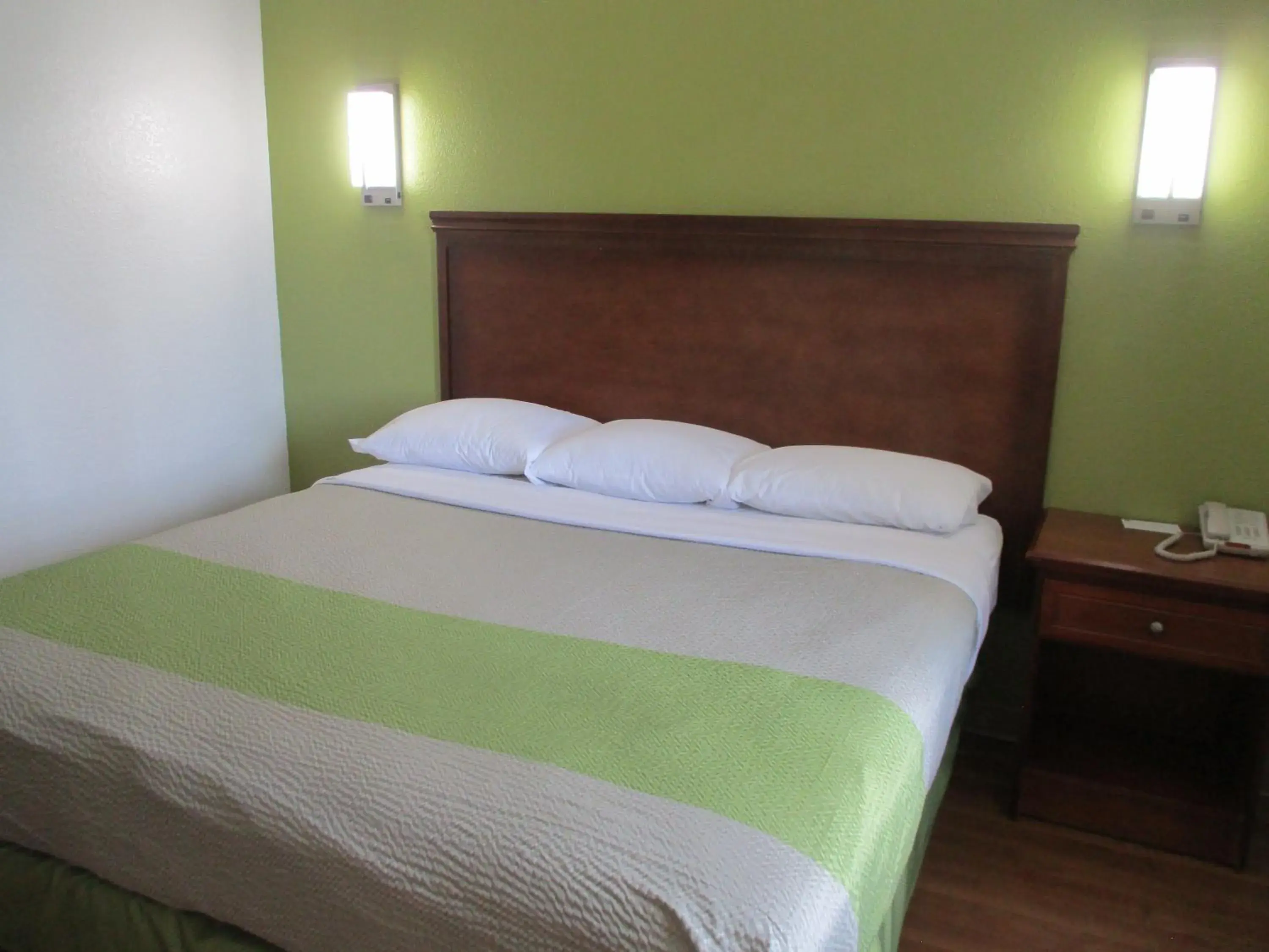 King Room - Disability Access - Smoking in Motel 6-Meridian, MS King Room - Disability Access - Smoking in Motel 6-Meridian, MS