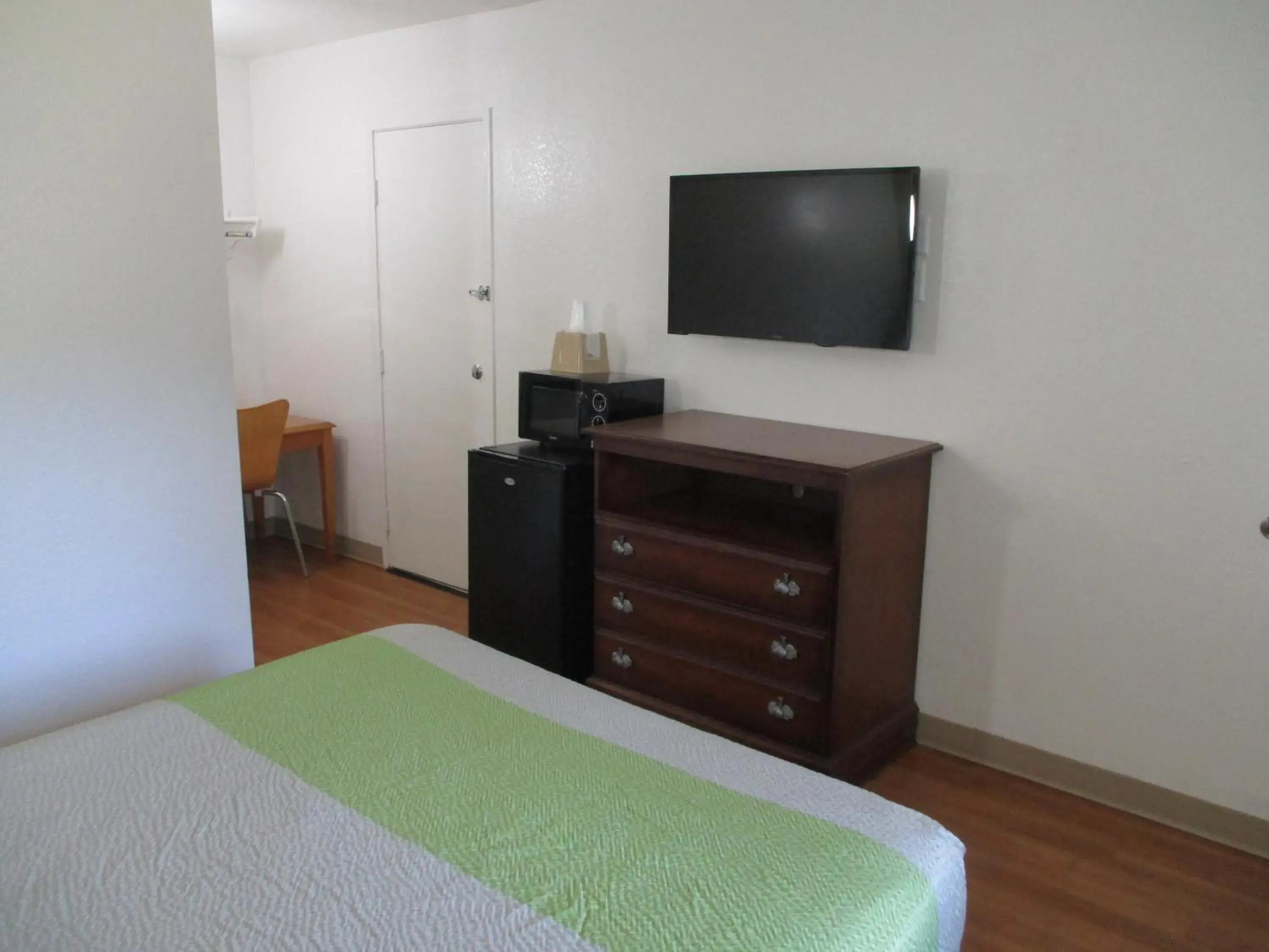 TV and multimedia, Bed in Motel 6-Meridian, MS TV and multimedia, Bed in Motel 6-Meridian, MS