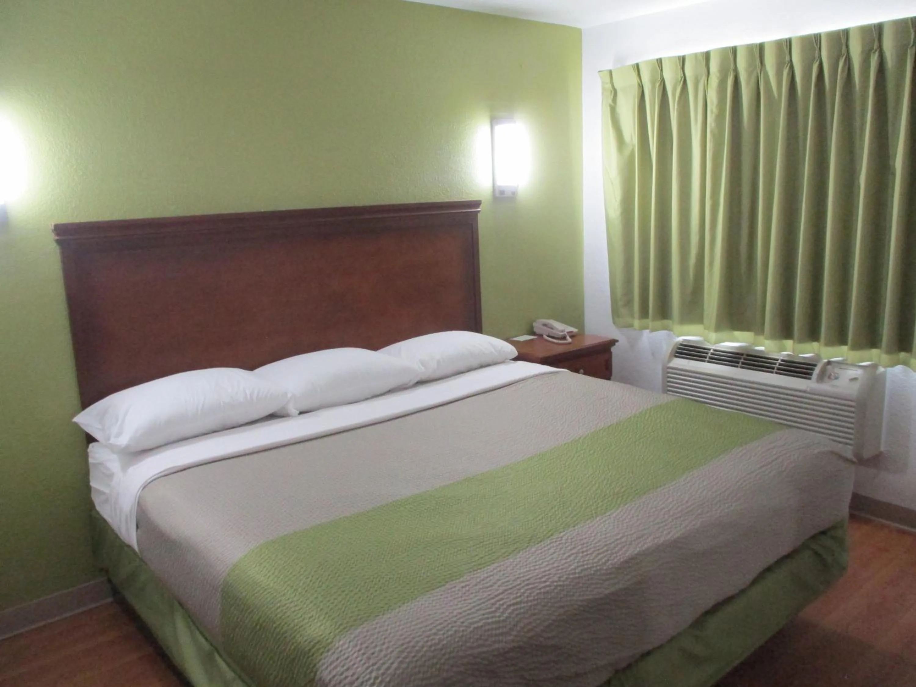 Bed in Motel 6-Meridian, MS