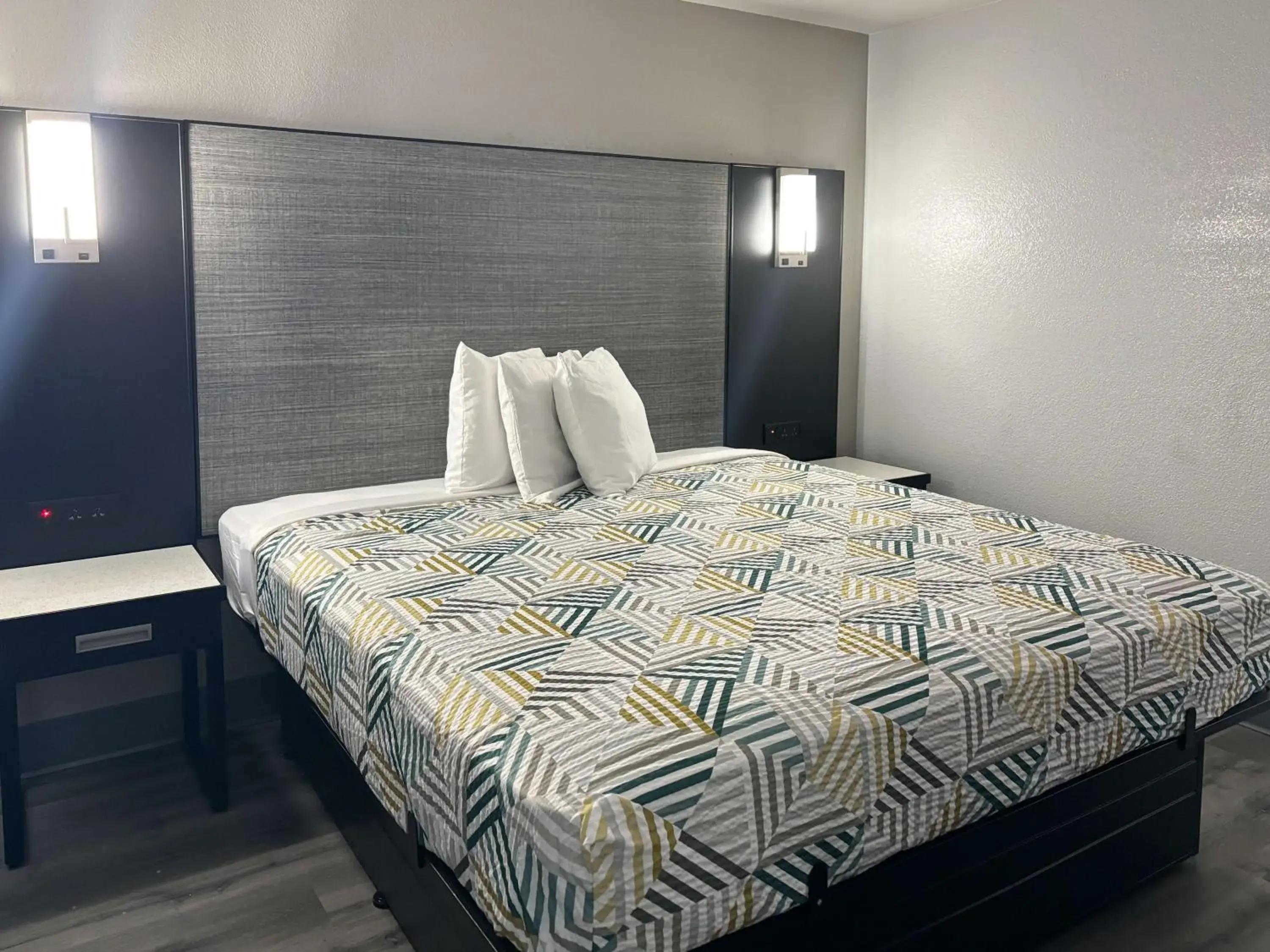 Bedroom, Bed in Motel 6-Meridian, MS Bedroom, Bed in Motel 6-Meridian, MS