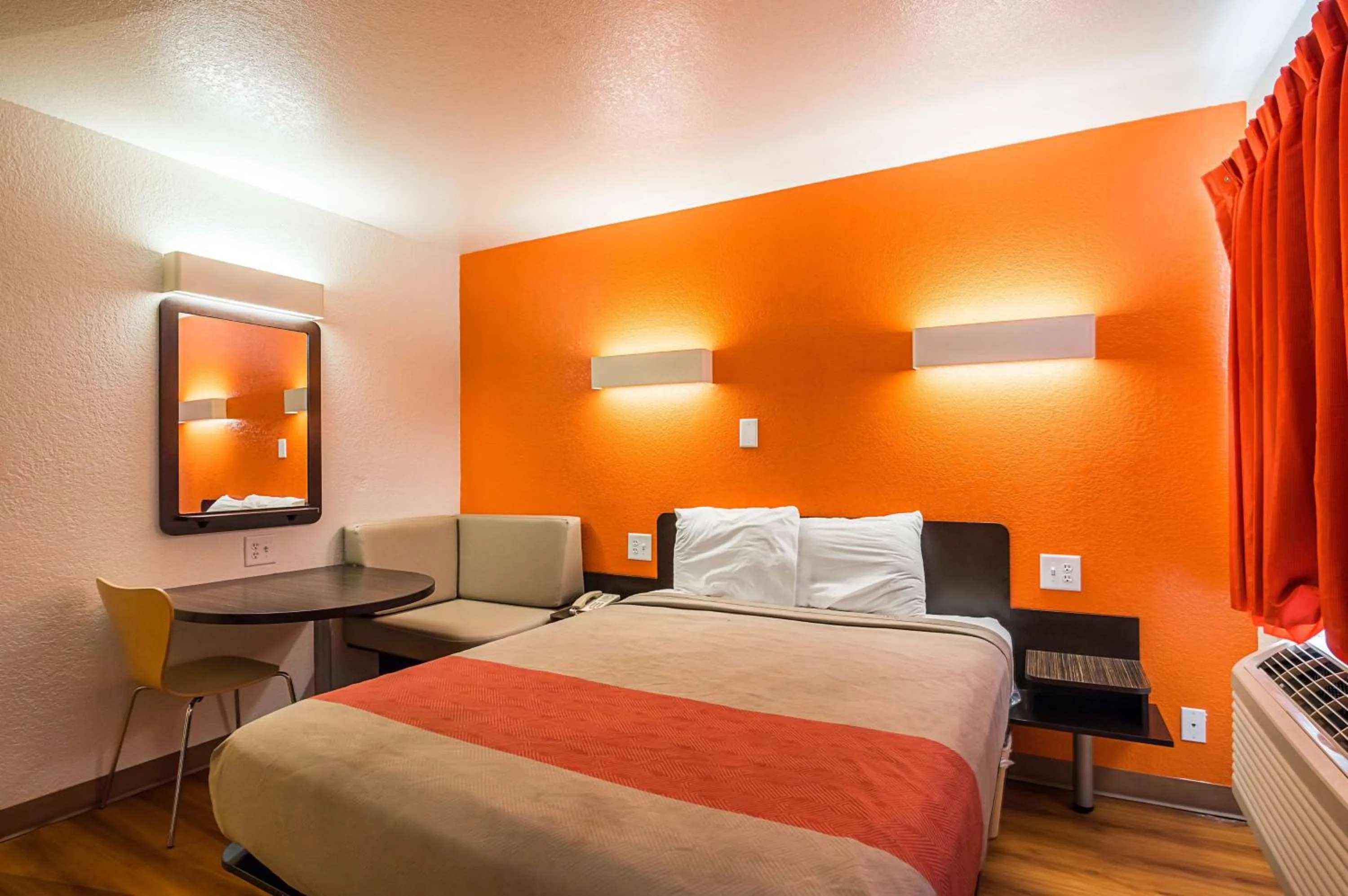 Photo of the whole room, Bed in Motel 6-Bessemer, AL - Birmingham