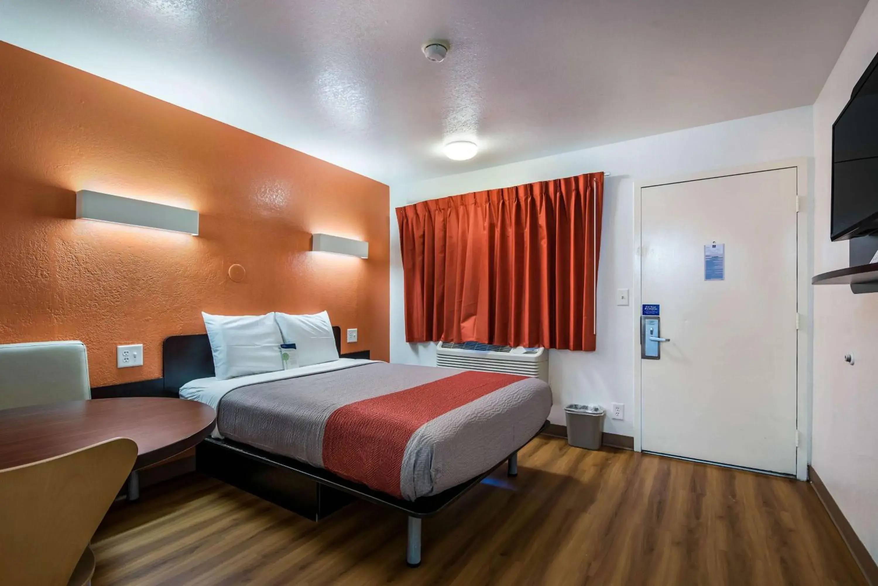 Queen Room - Non-Smoking in Motel 6-Bessemer, AL - Birmingham Queen Room - Non-Smoking in Motel 6-Bessemer, AL - Birmingham