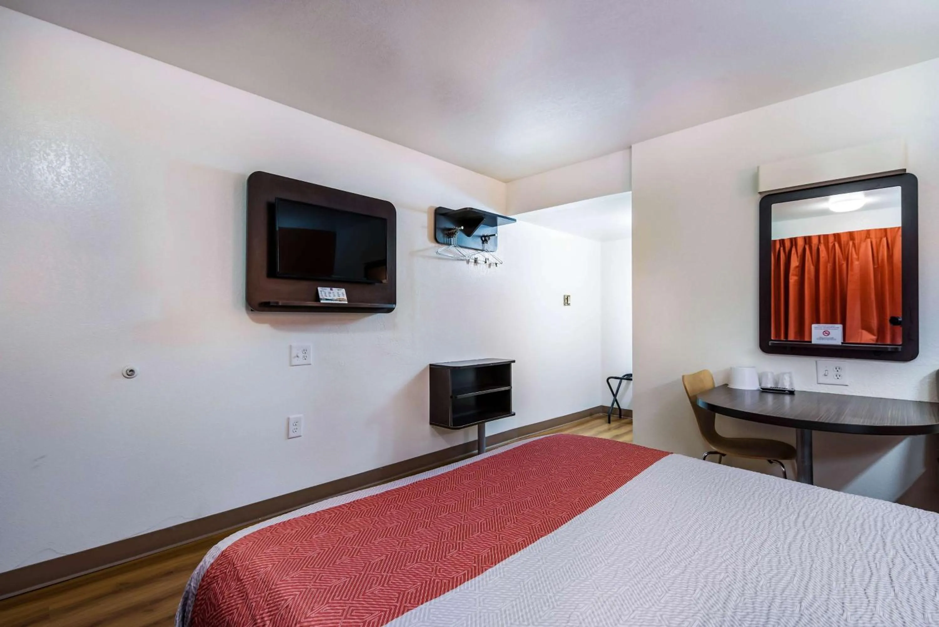 TV and multimedia, Bed in Motel 6-Bessemer, AL - Birmingham