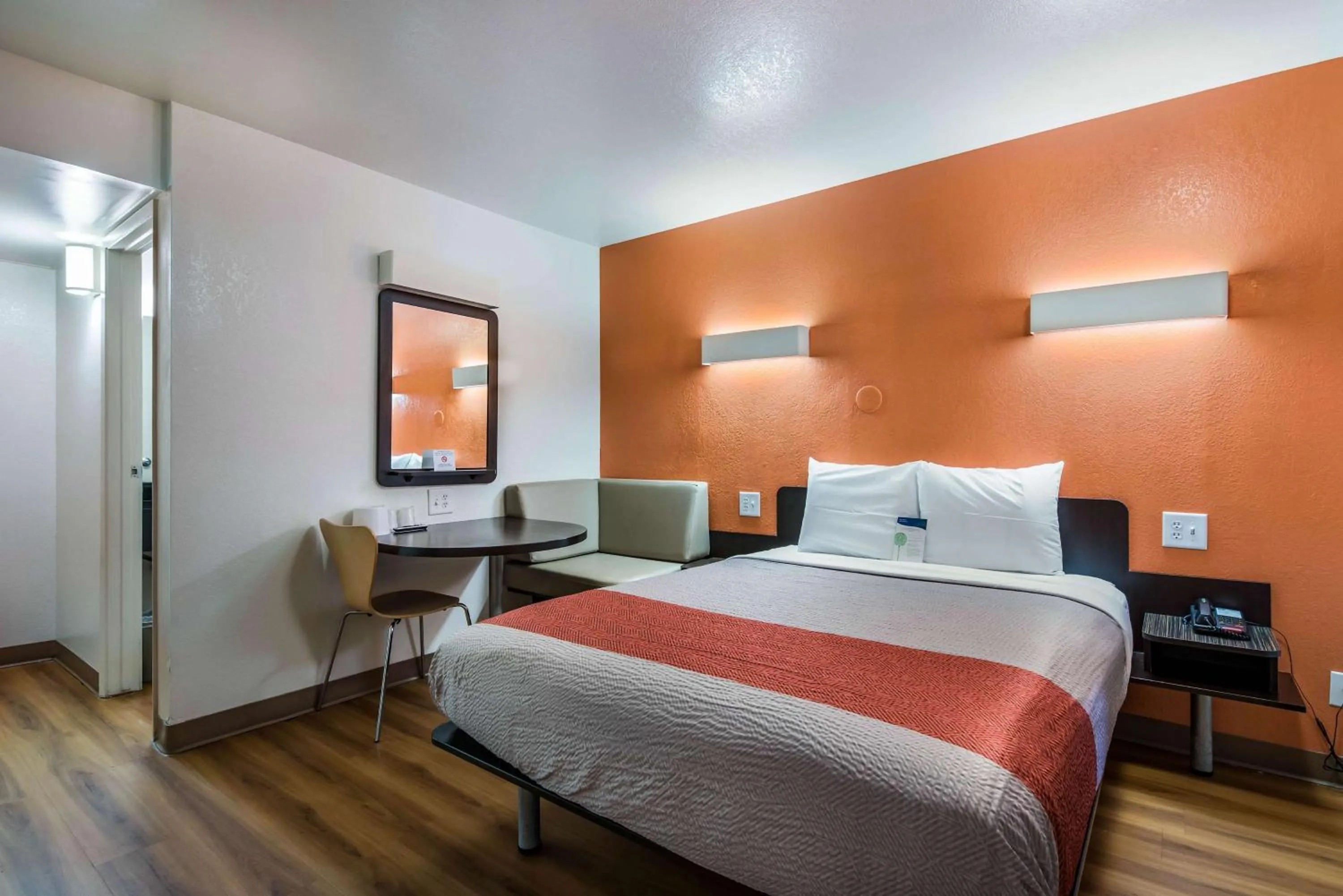 Photo of the whole room, Bed in Motel 6-Bessemer, AL - Birmingham