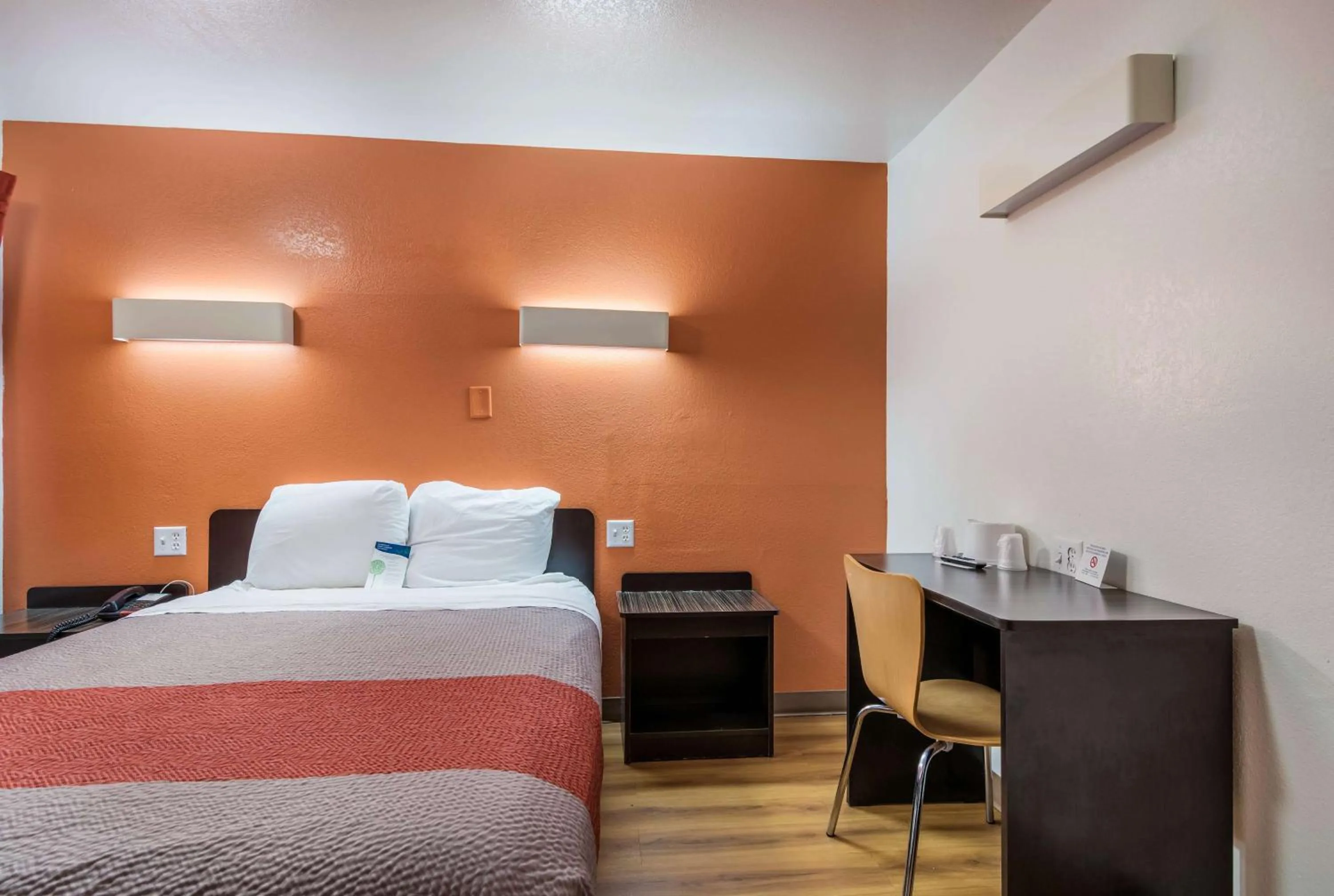 Photo of the whole room, Bed in Motel 6-Bessemer, AL - Birmingham