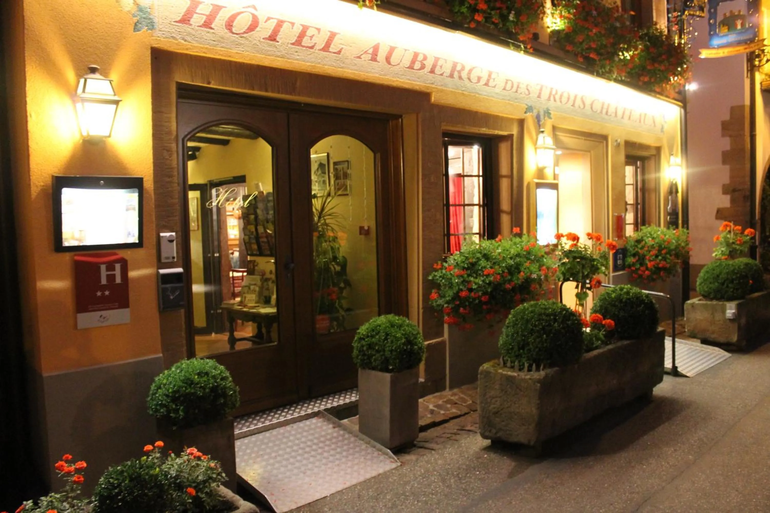 Facade/entrance in Auberge des Trois Châteaux