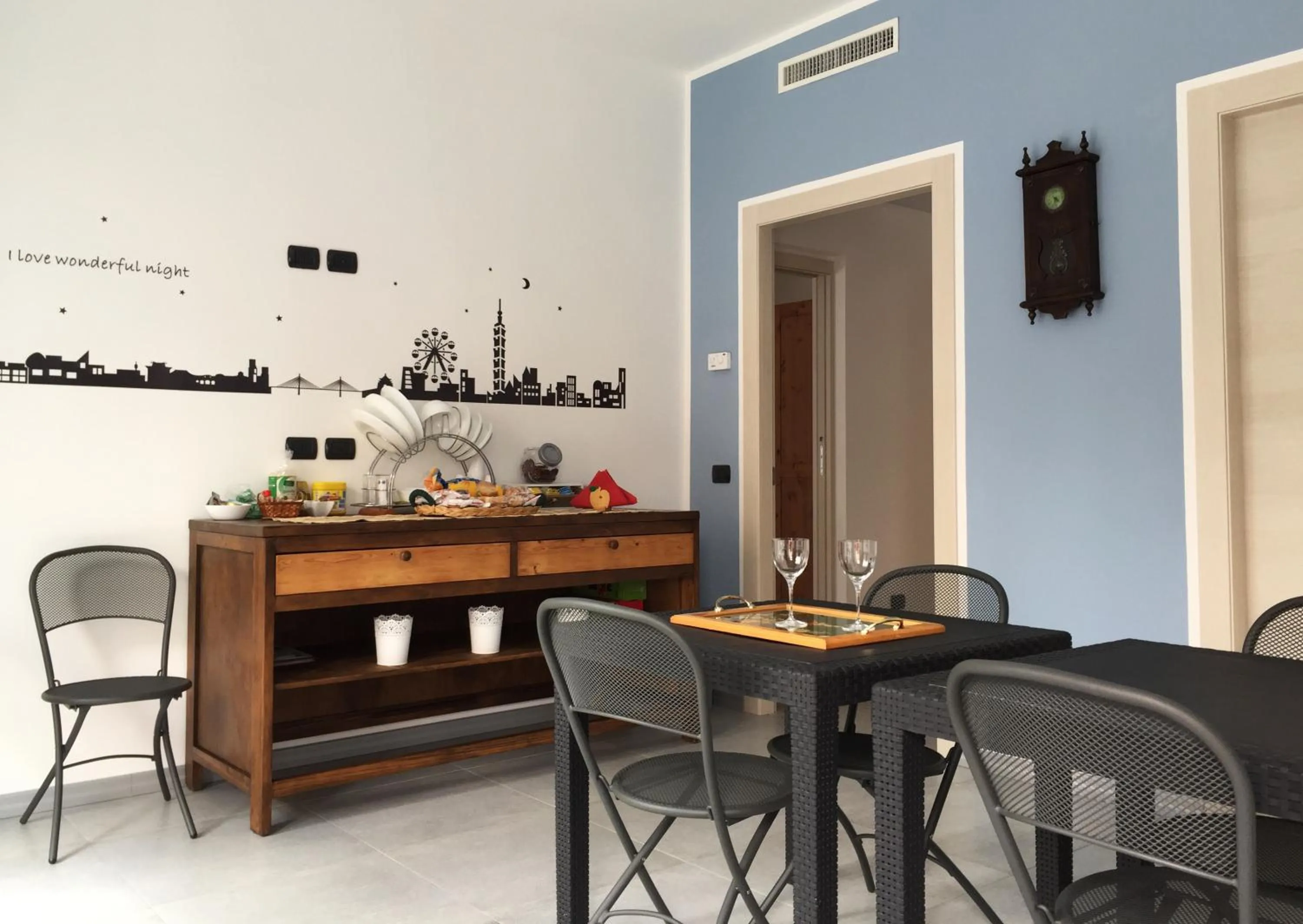 Dining area in B&B Honey Rooms