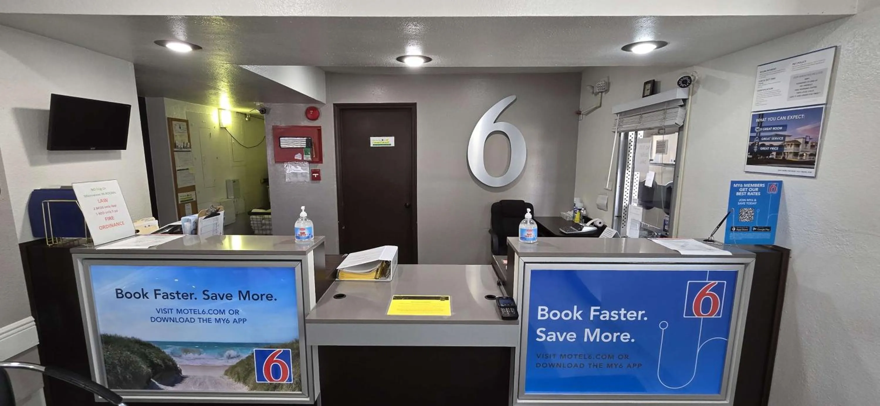 Lobby or reception in Motel 6-Slidell, LA - New Orleans