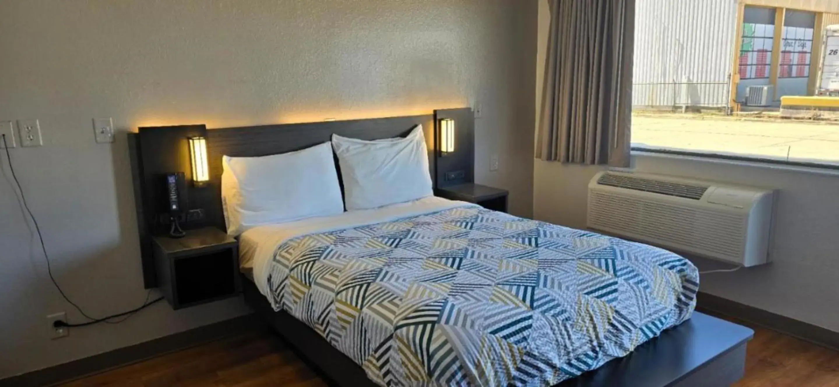 Queen Room - Non-Smoking in Motel 6-Slidell, LA - New Orleans Queen Room - Non-Smoking in Motel 6-Slidell, LA - New Orleans