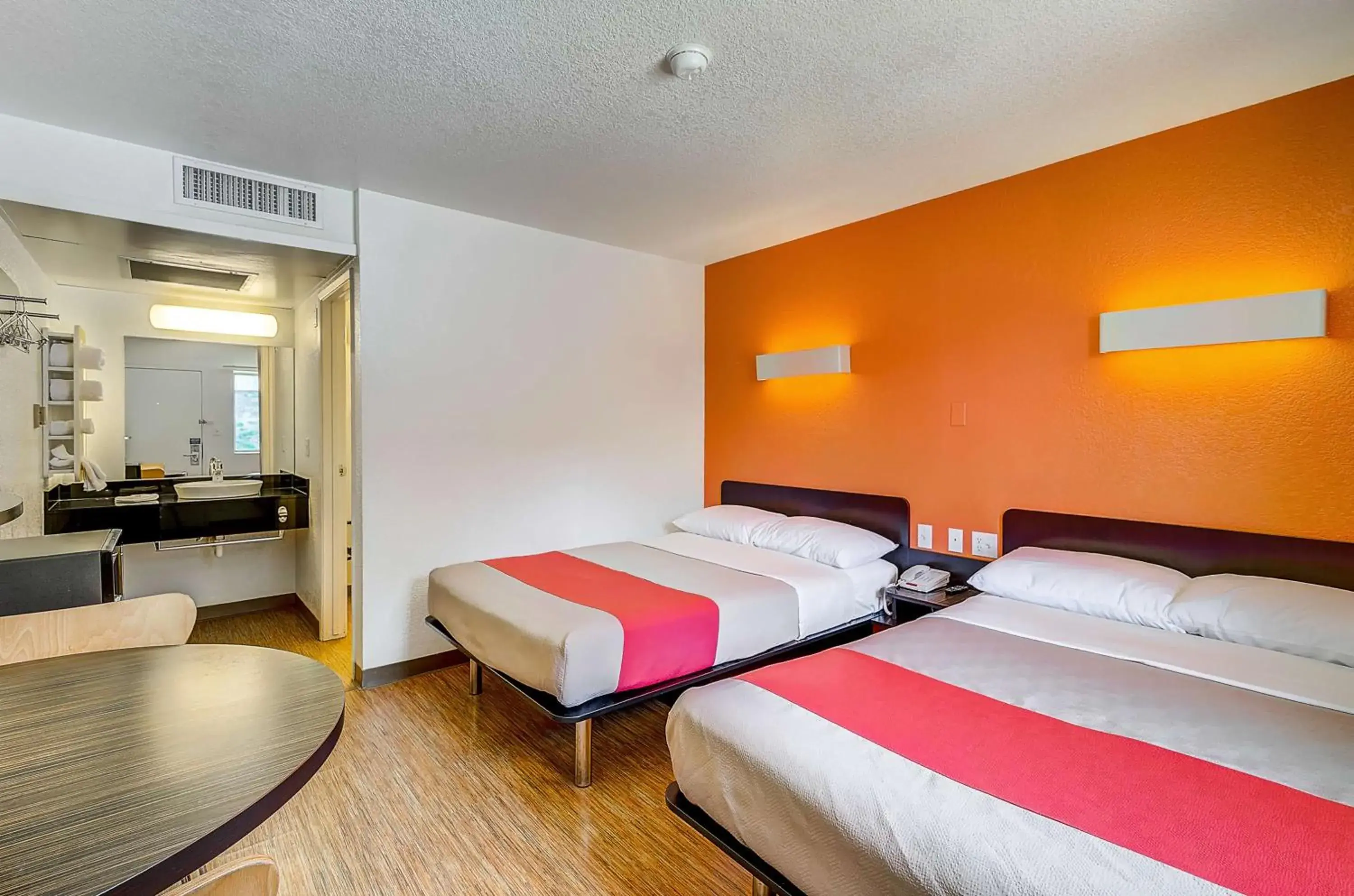 Bedroom, Bed in Motel 6-Thornton, CO - Denver