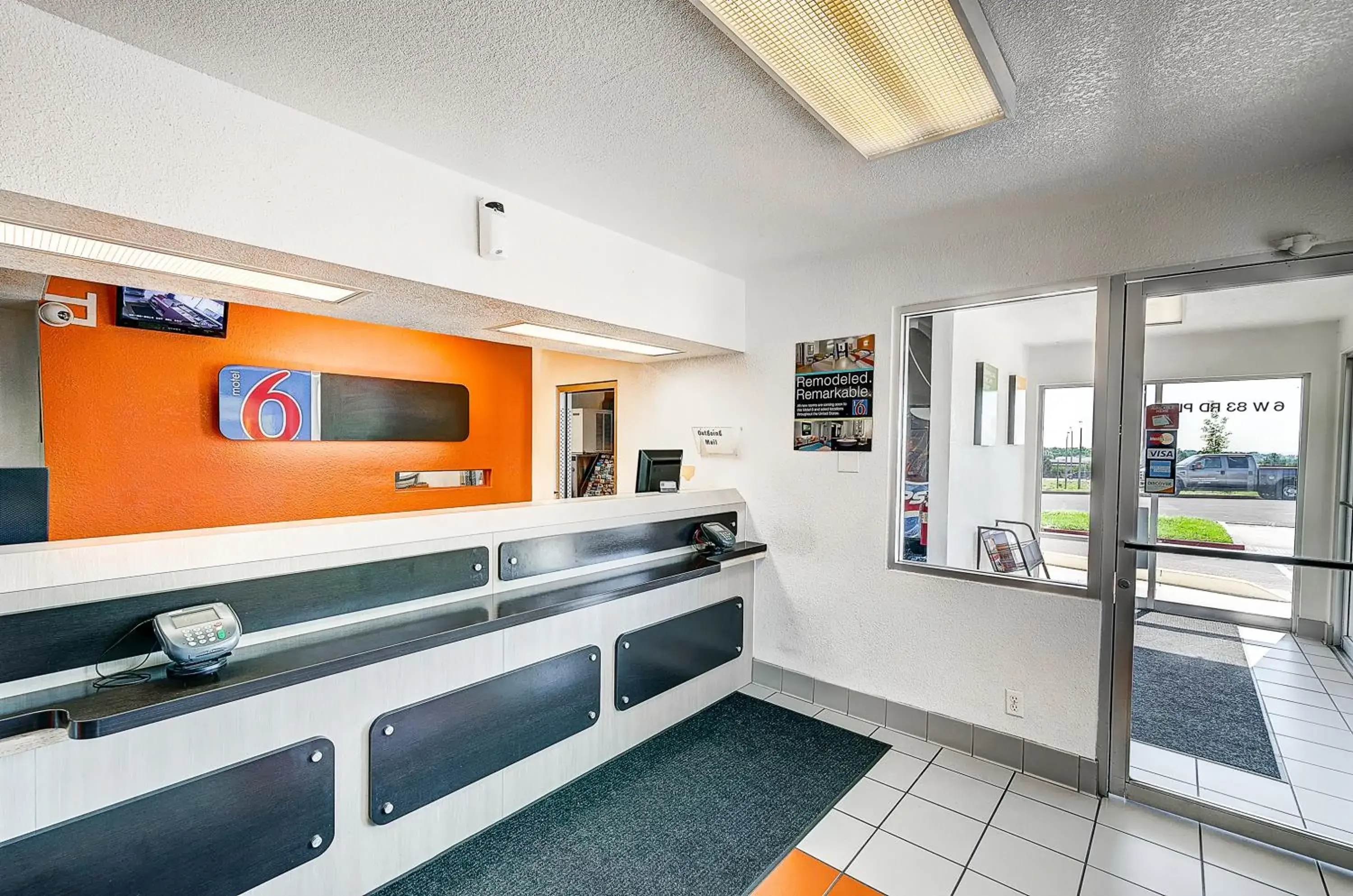 Lobby or reception, Kitchen/Kitchenette in Motel 6-Thornton, CO - Denver