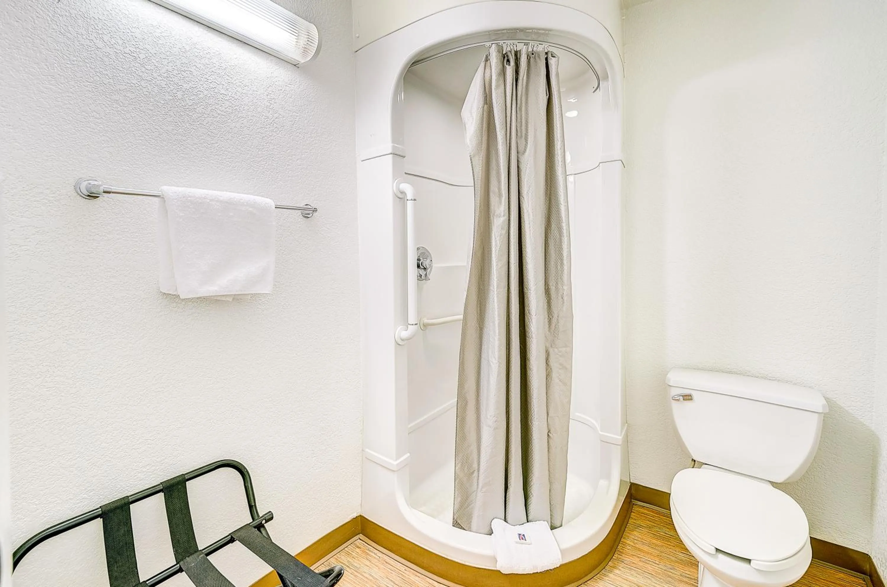 Shower in Park Inn by Radisson, Thornton