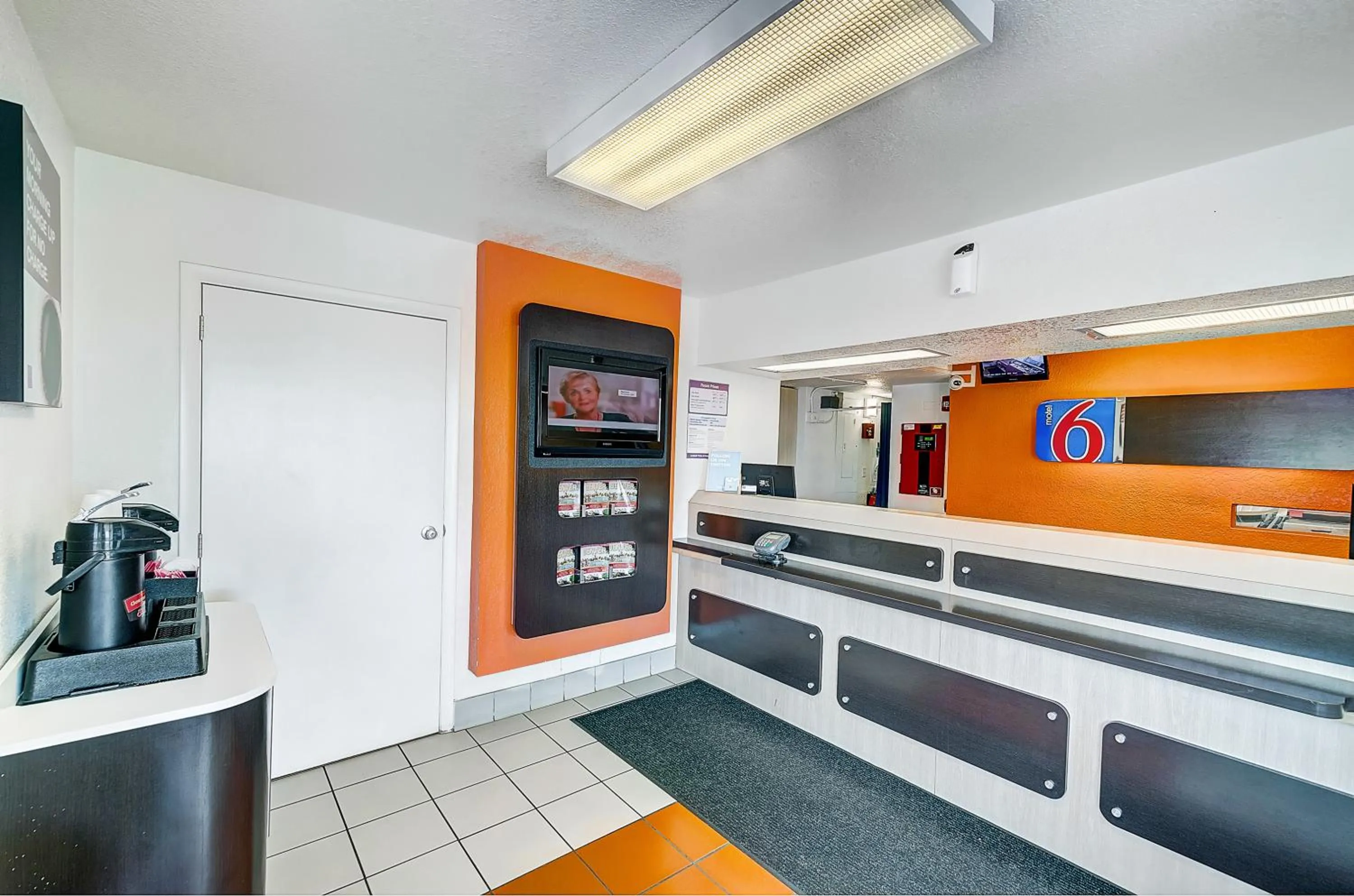 Lobby or reception in Motel 6 Thornton