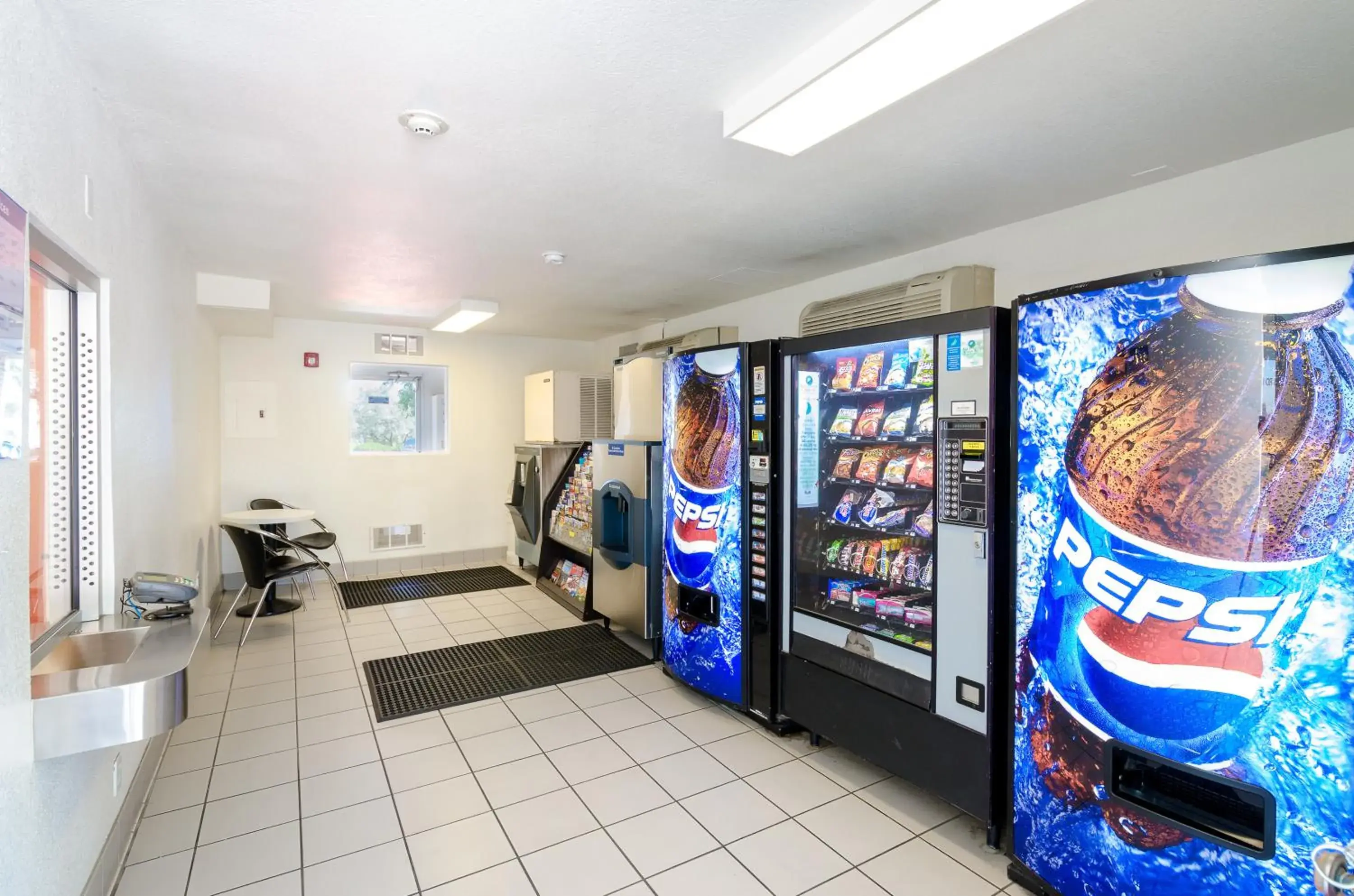 Food and drinks in Motel 6-Thornton, CO - Denver