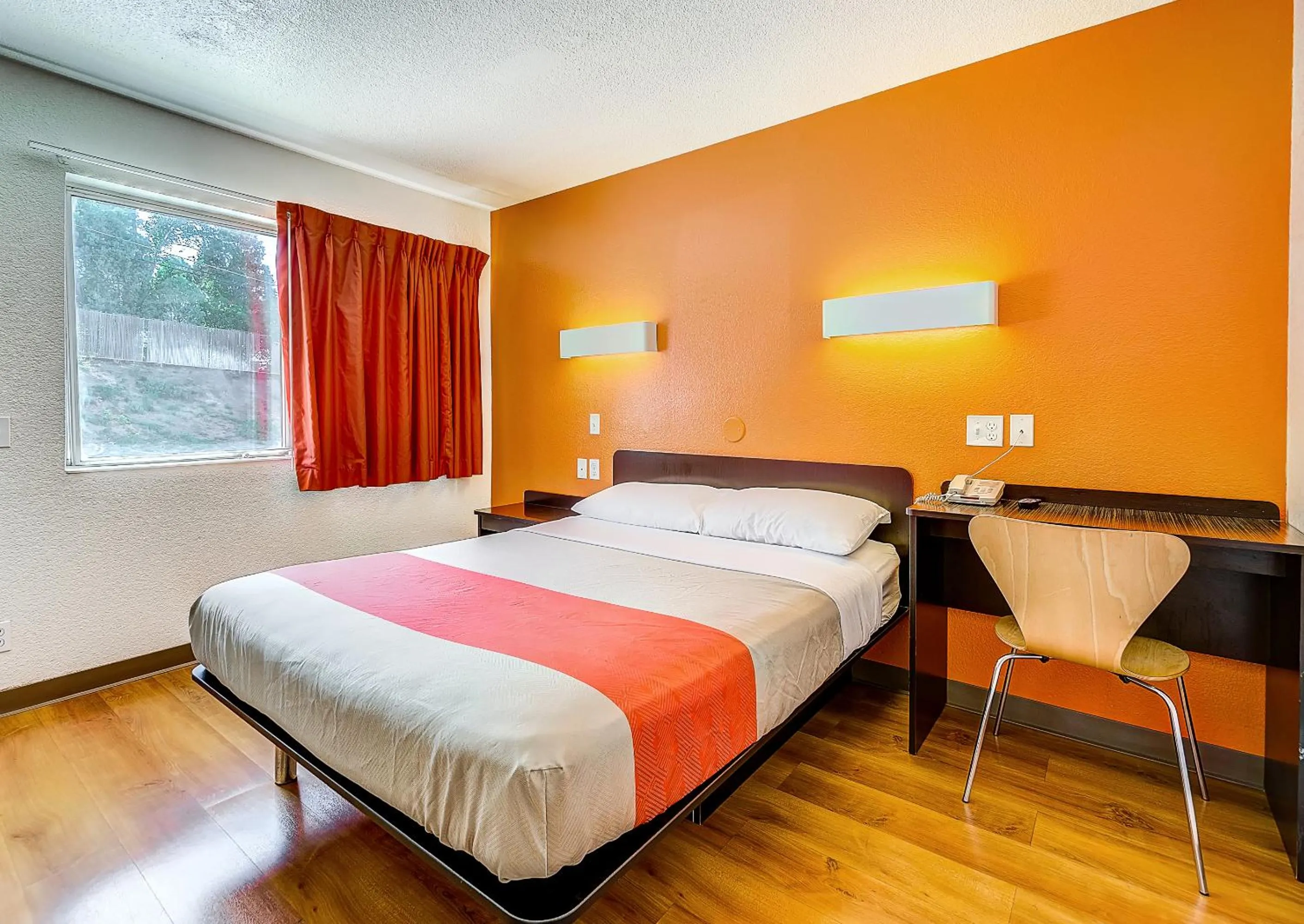 Bed in Motel 6 Thornton