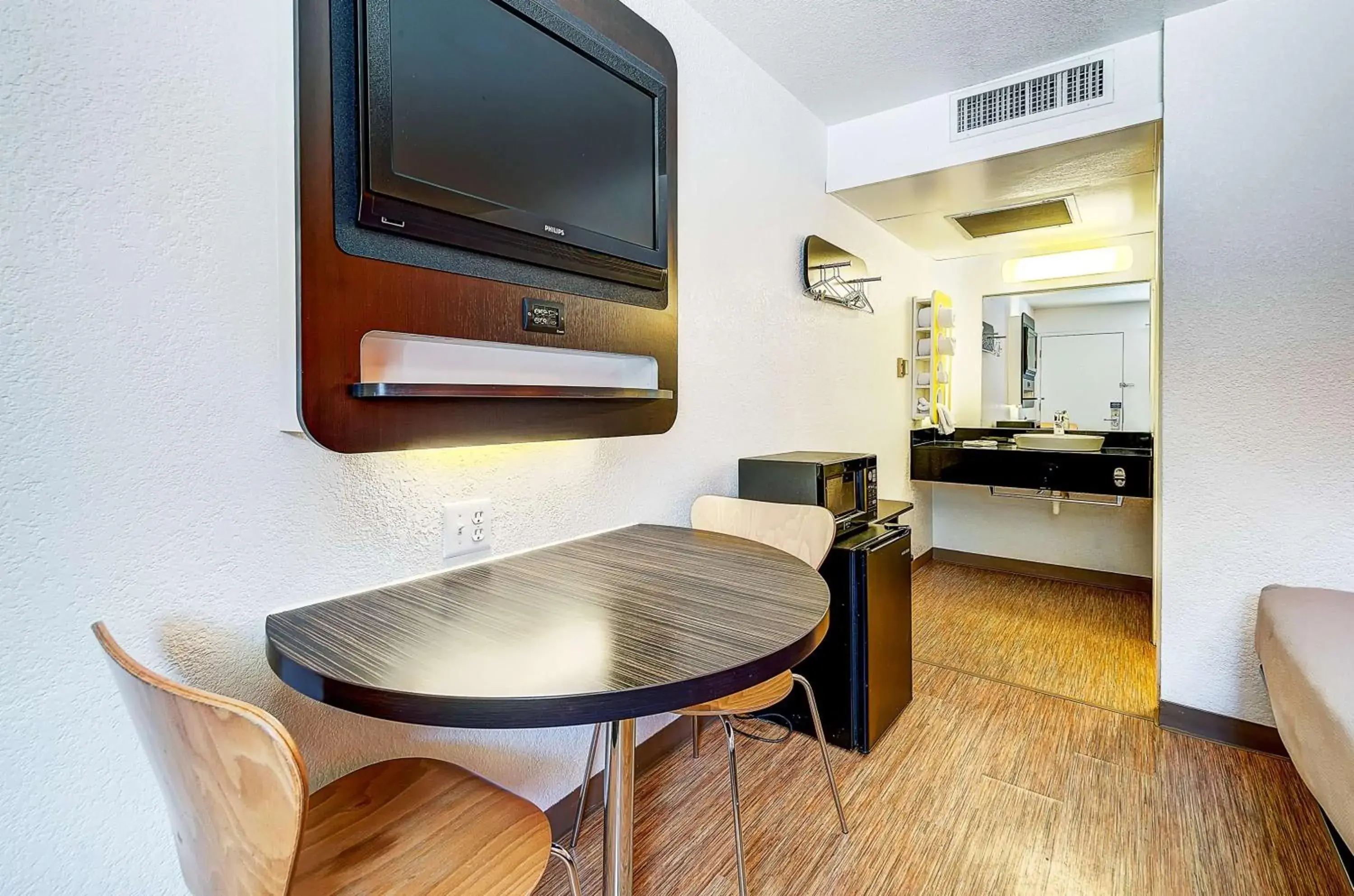 TV and multimedia, Dining Area in Motel 6-Thornton, CO - Denver