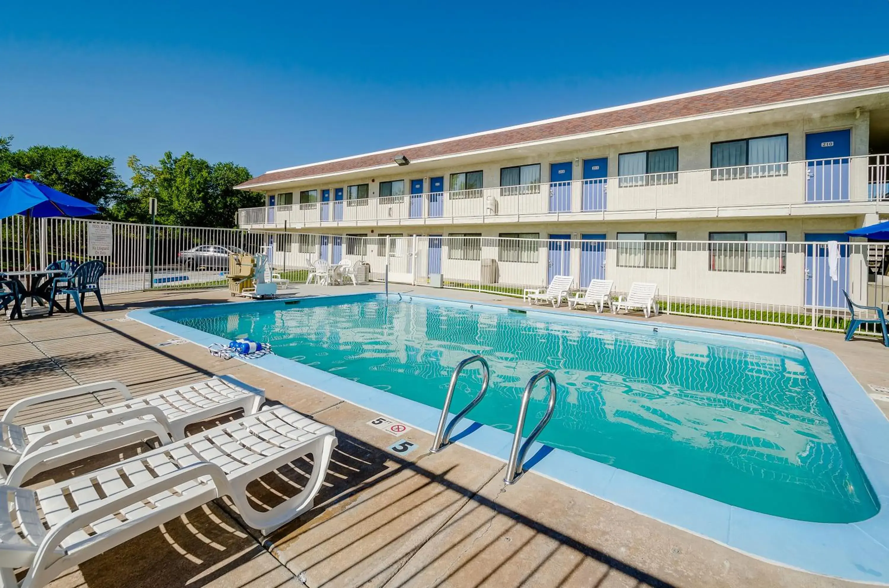 Swimming pool, Property Building in Motel 6-Thornton, CO - Denver