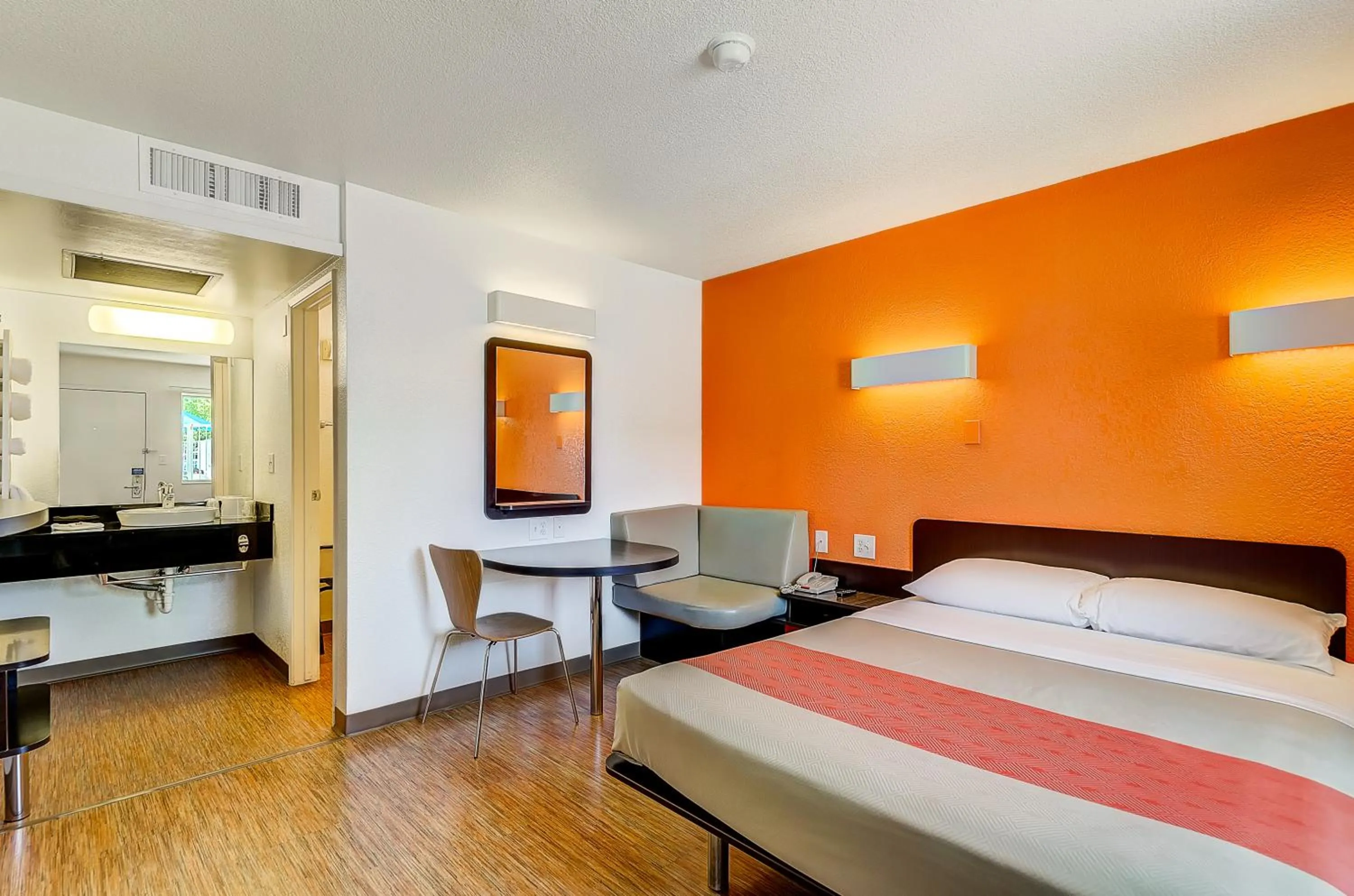 Bedroom, Bed in Motel 6 Thornton