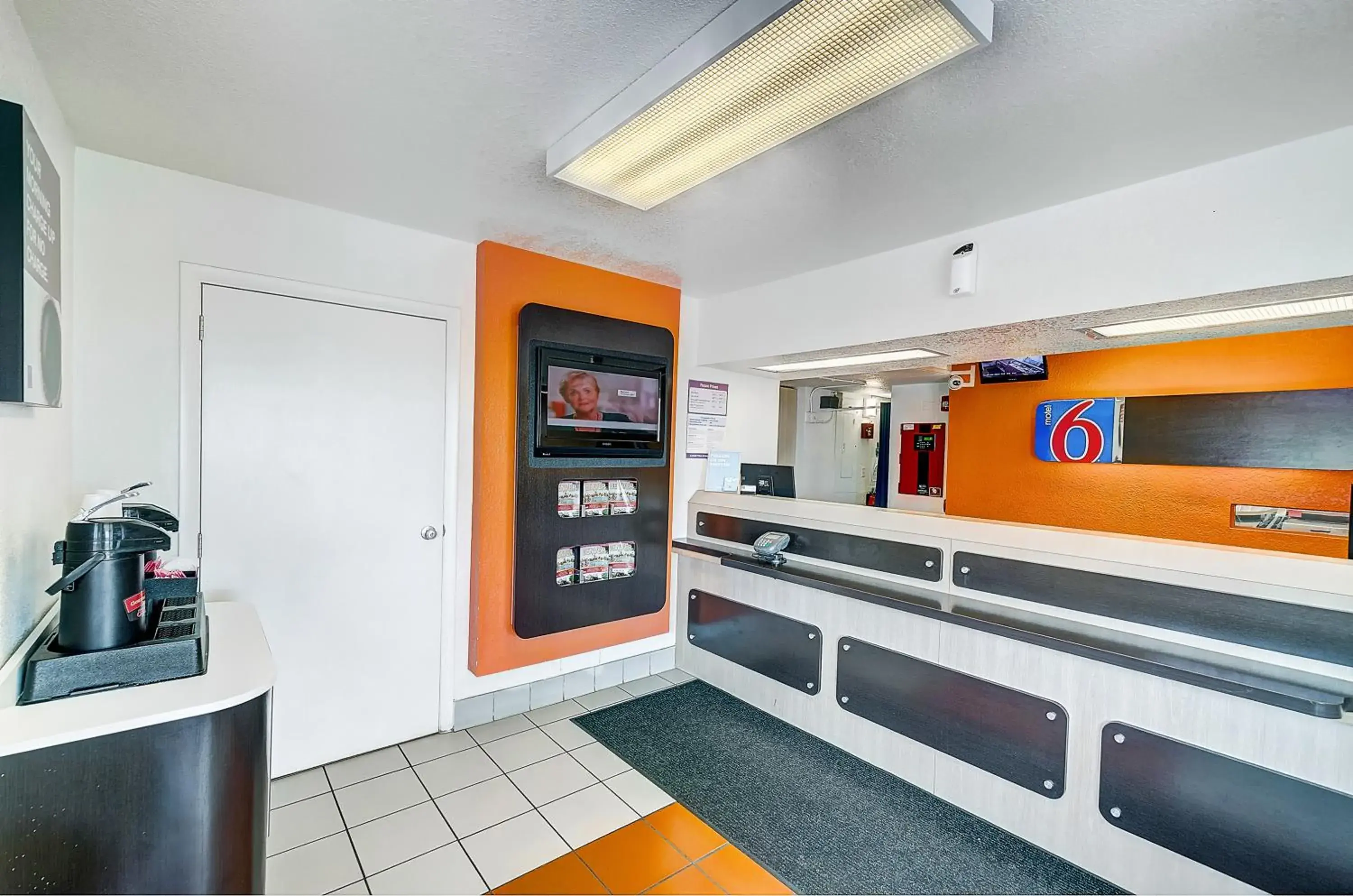 Lobby or reception, Kitchen/Kitchenette in Motel 6-Thornton, CO - Denver