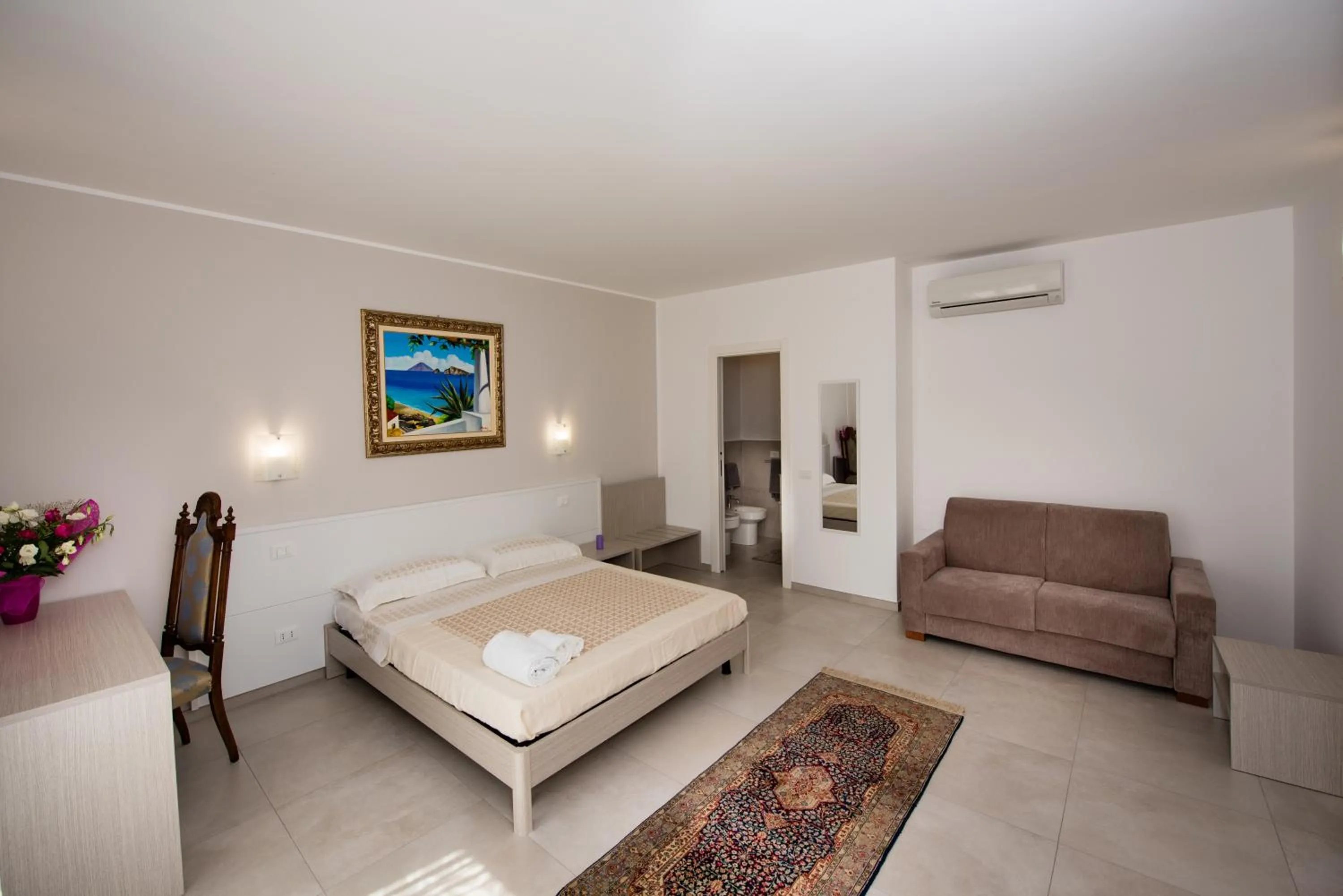 Shower, Bed in Le Camere di Mariú