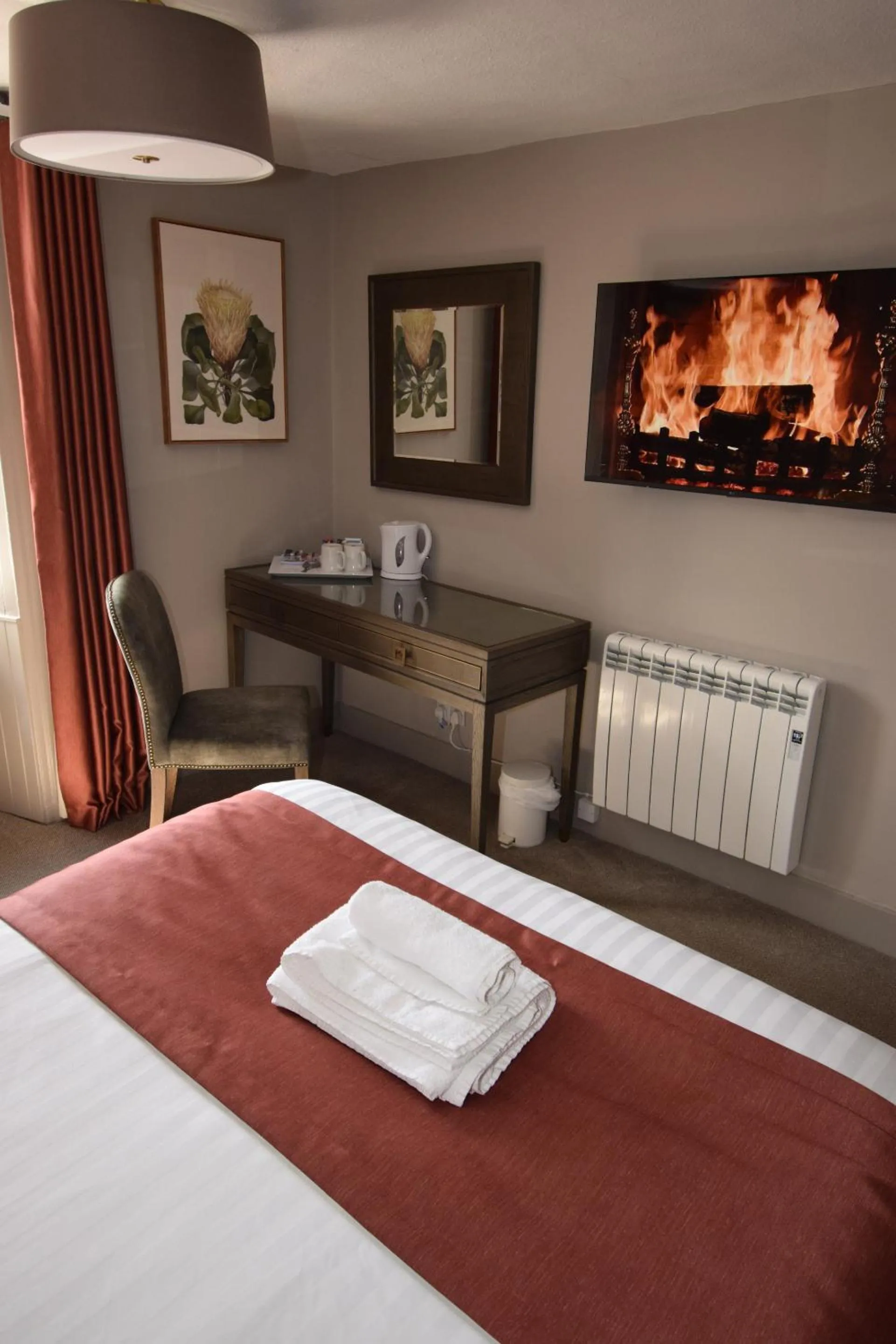 Bedroom, Bed in Elphinstone Hotel