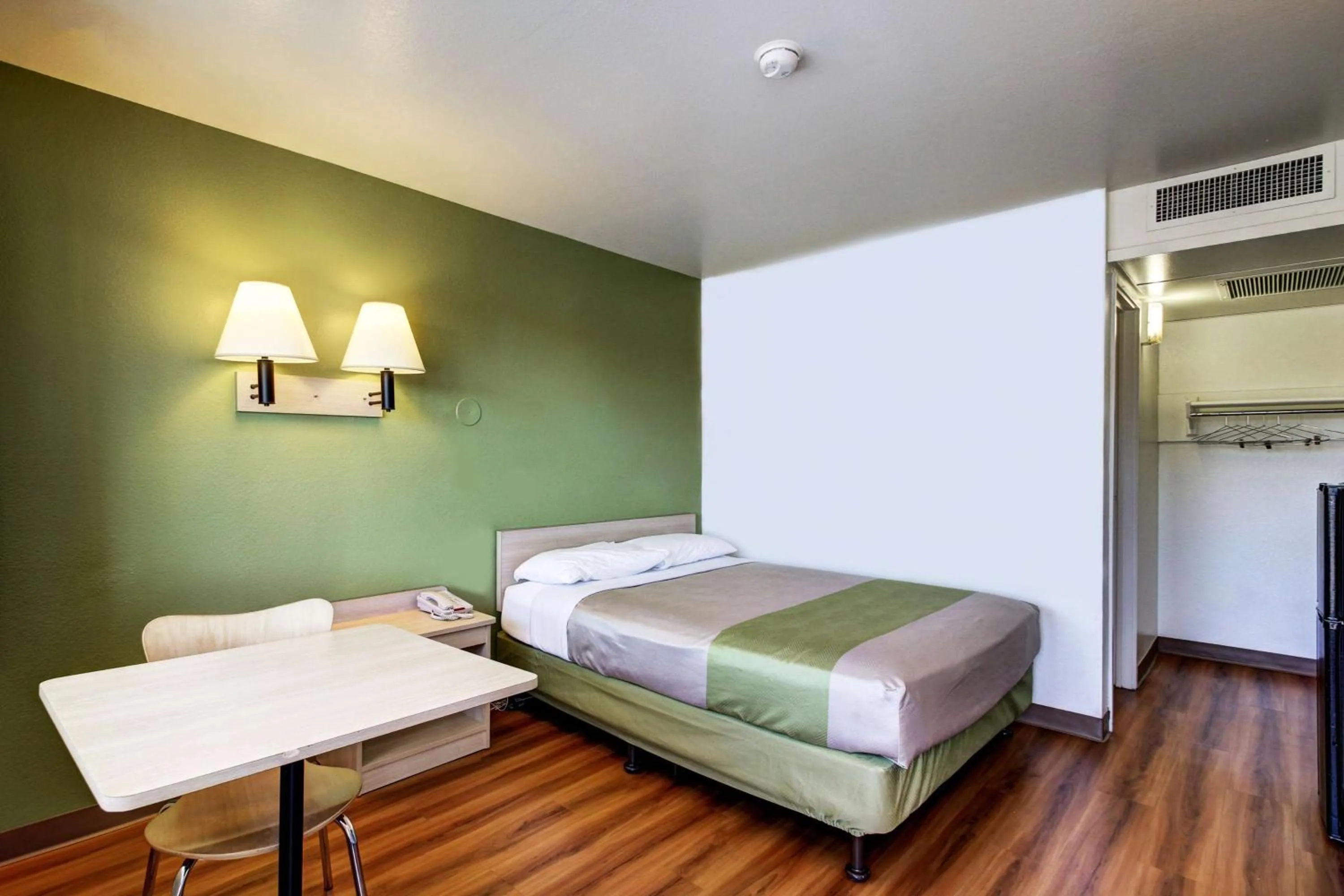 Other, Bed in Econo Lodge Midvale