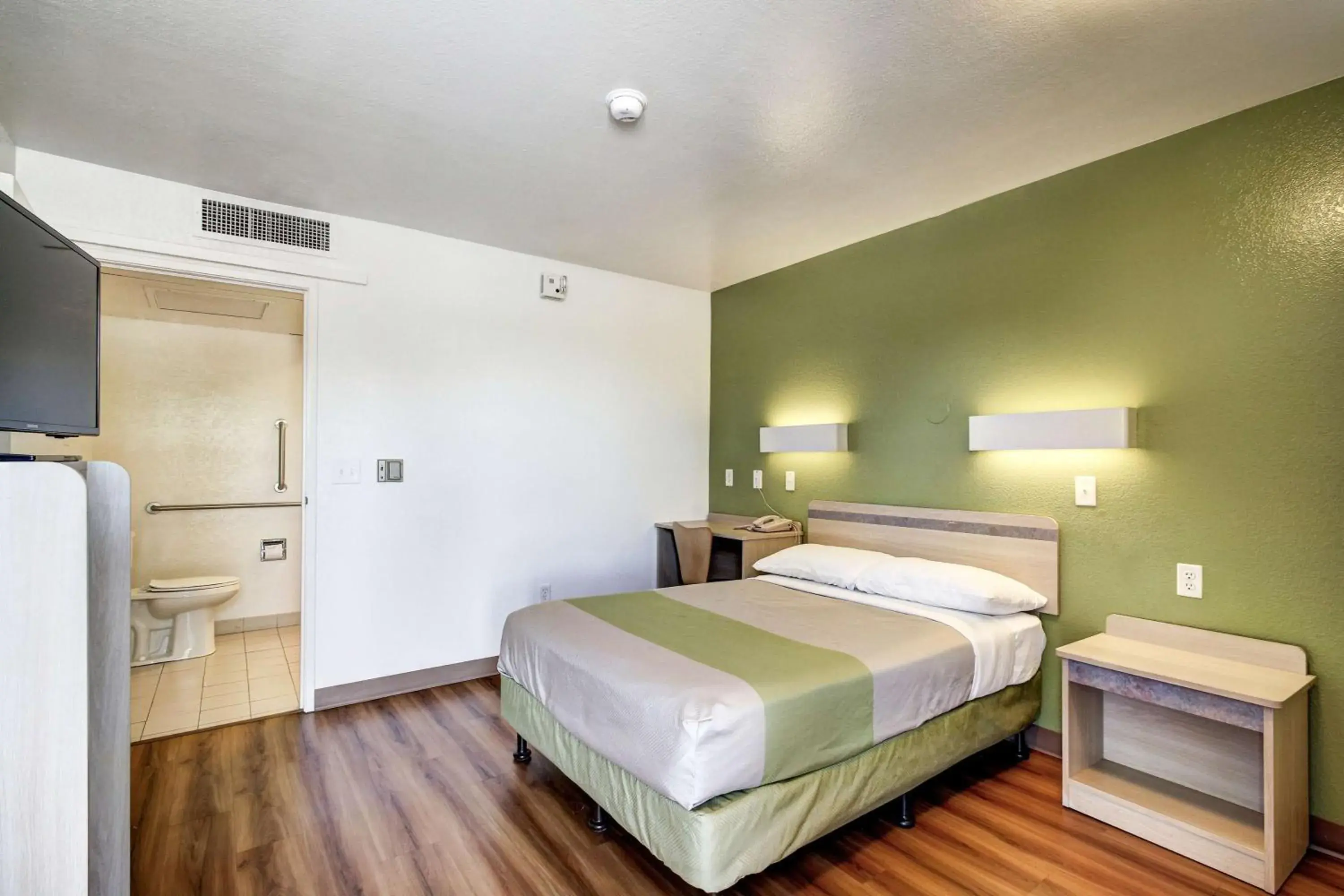 TV and multimedia, Room Photo in Motel 6-Midvale, UT - Salt Lake City South