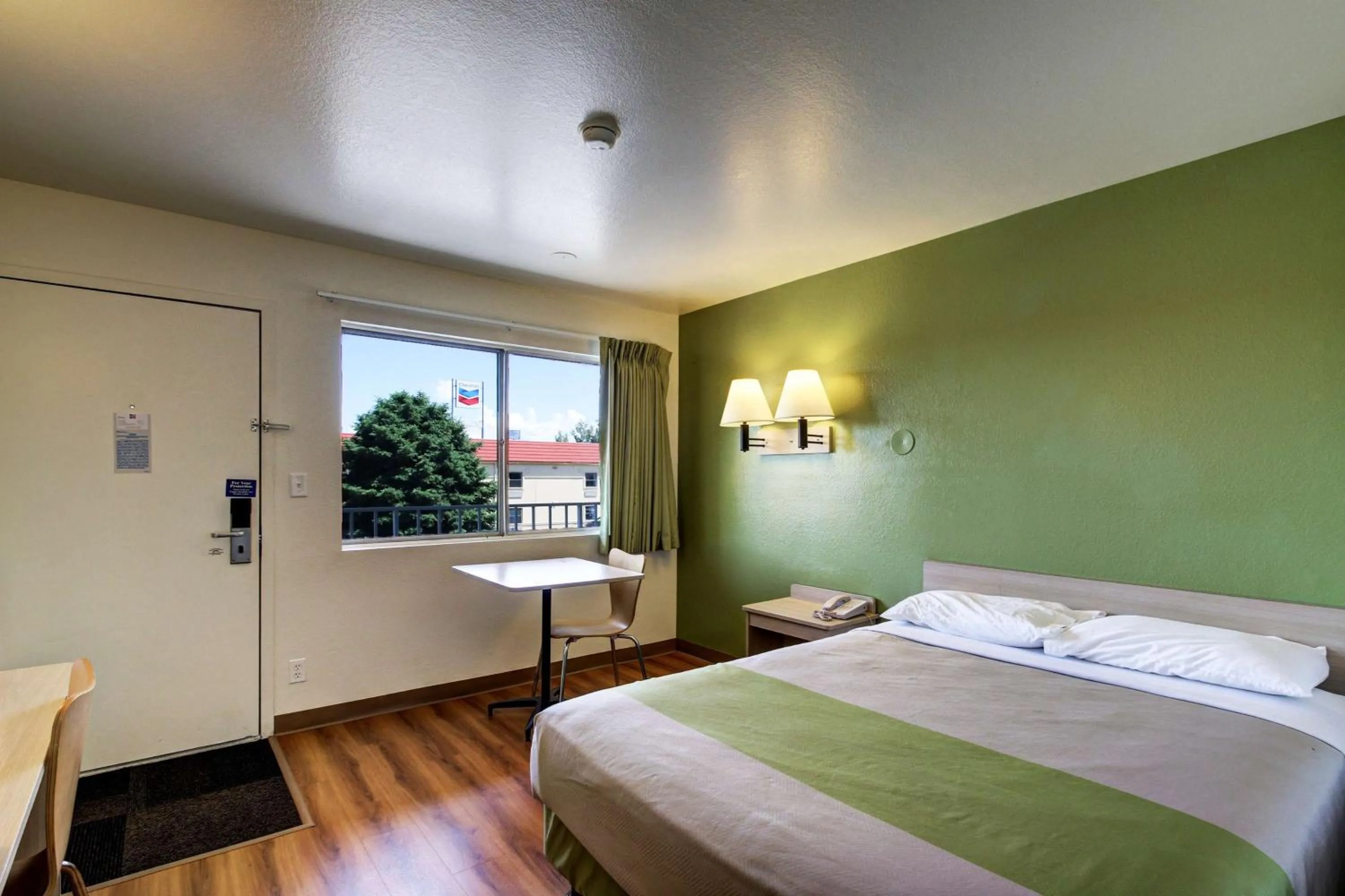 Other, Bed in Econo Lodge Midvale