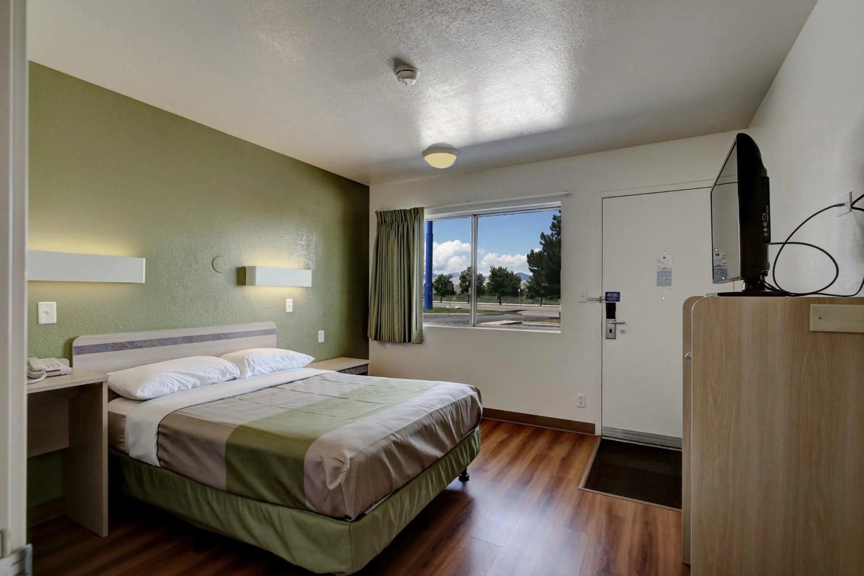 Photo of the whole room, Bed in Econo Lodge Midvale