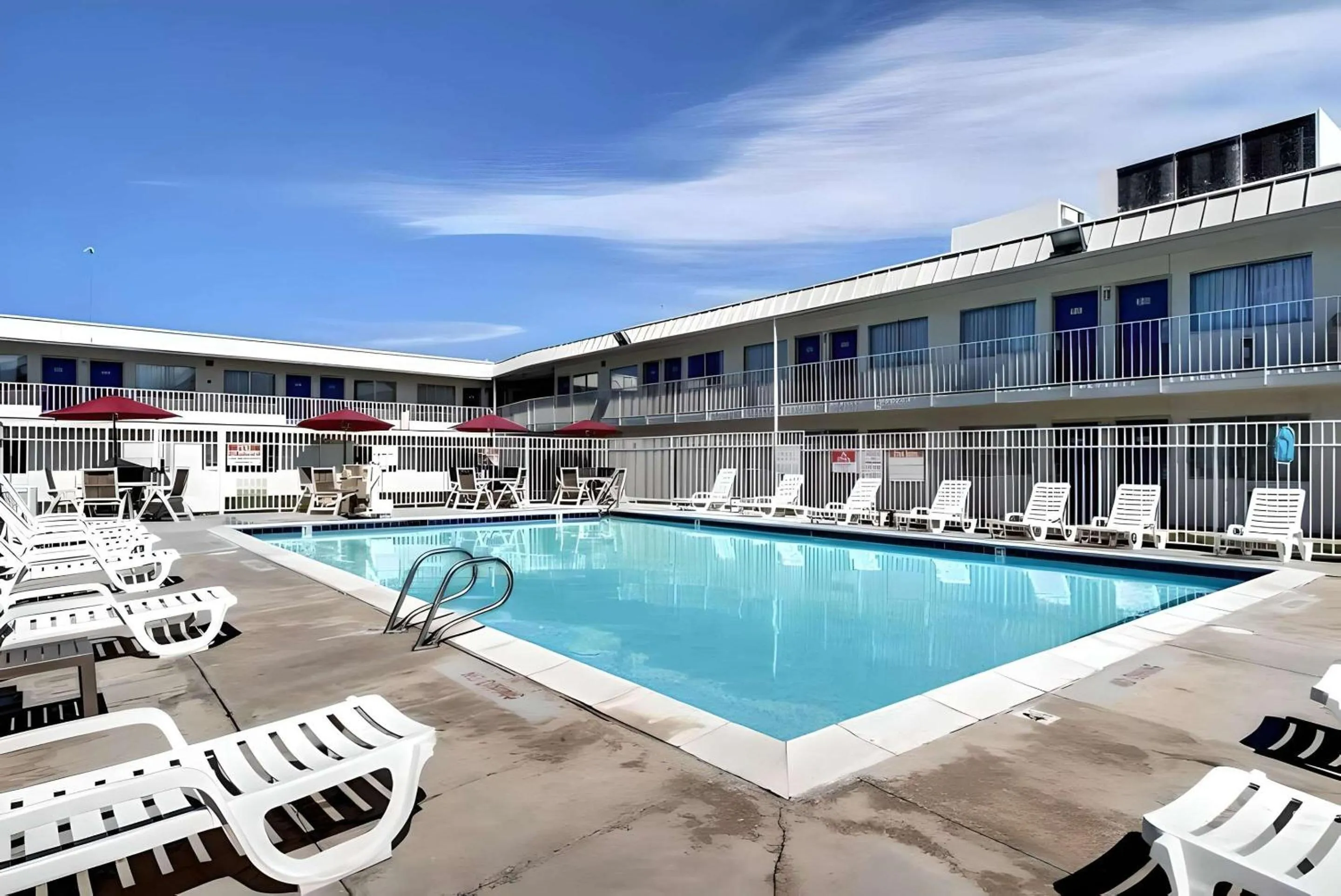 Swimming pool in Econo Lodge Midvale