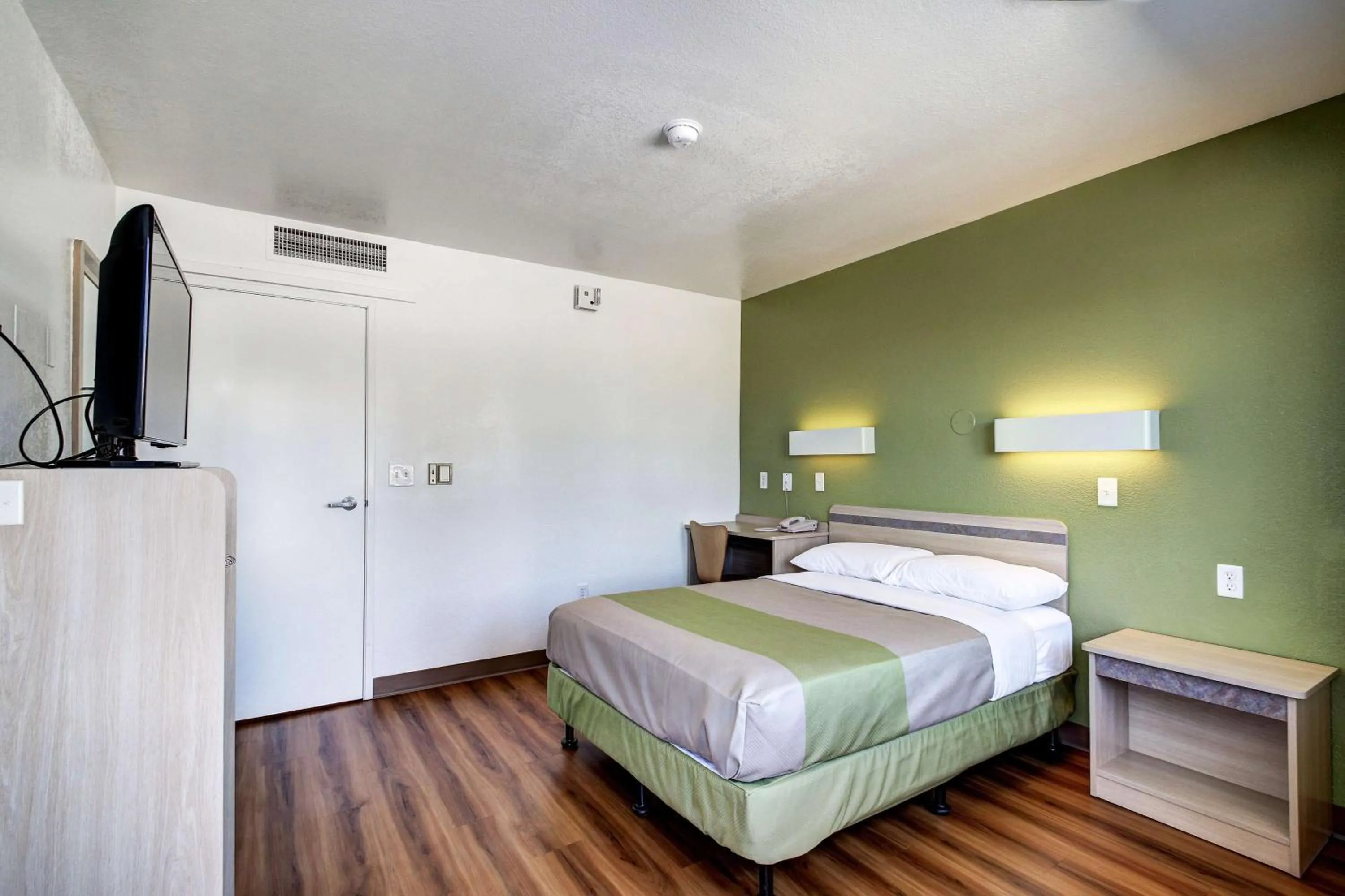 TV and multimedia, Bed in Econo Lodge Midvale