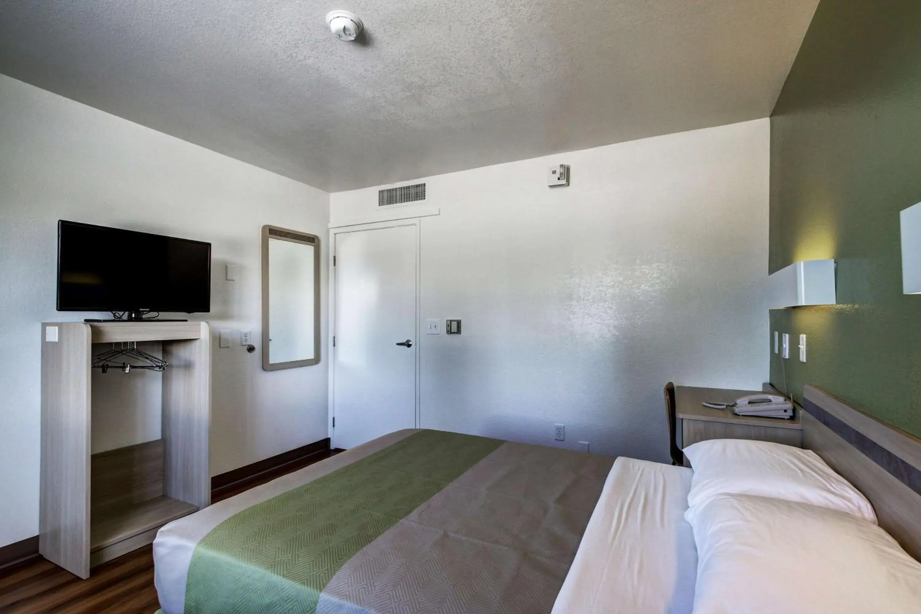 TV and multimedia, TV/Entertainment Center in Motel 6-Midvale, UT - Salt Lake City South