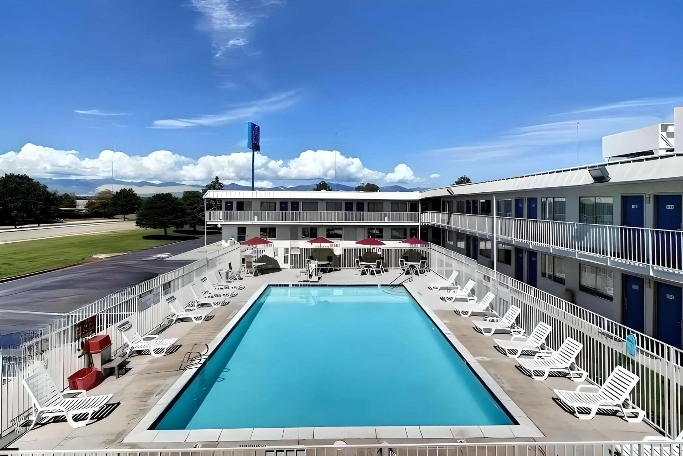 Swimming pool in Econo Lodge Midvale