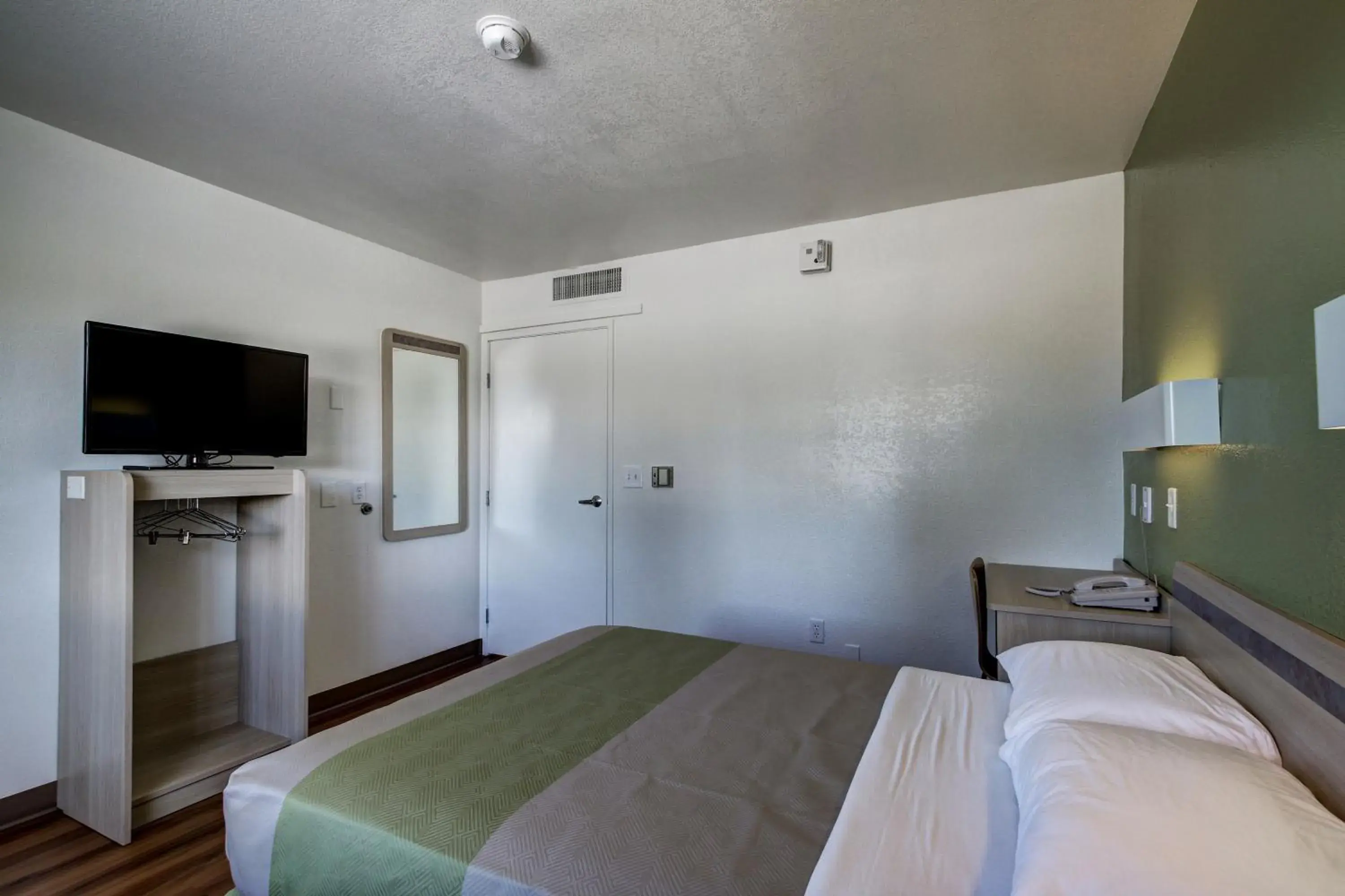 Photo of the whole room, TV/Entertainment Center in Motel 6-Midvale, UT - Salt Lake City South
