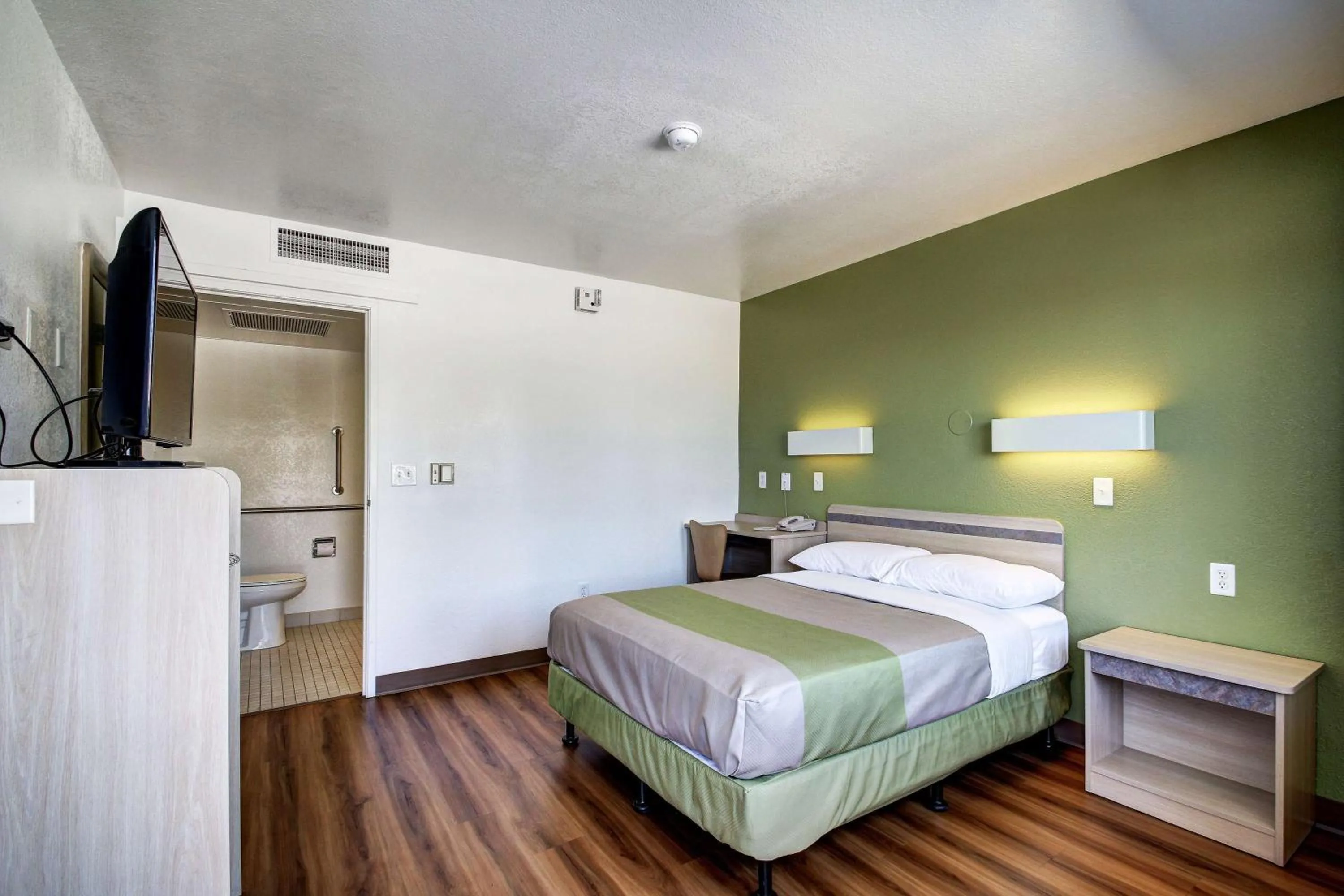 TV and multimedia, Bed in Econo Lodge Midvale