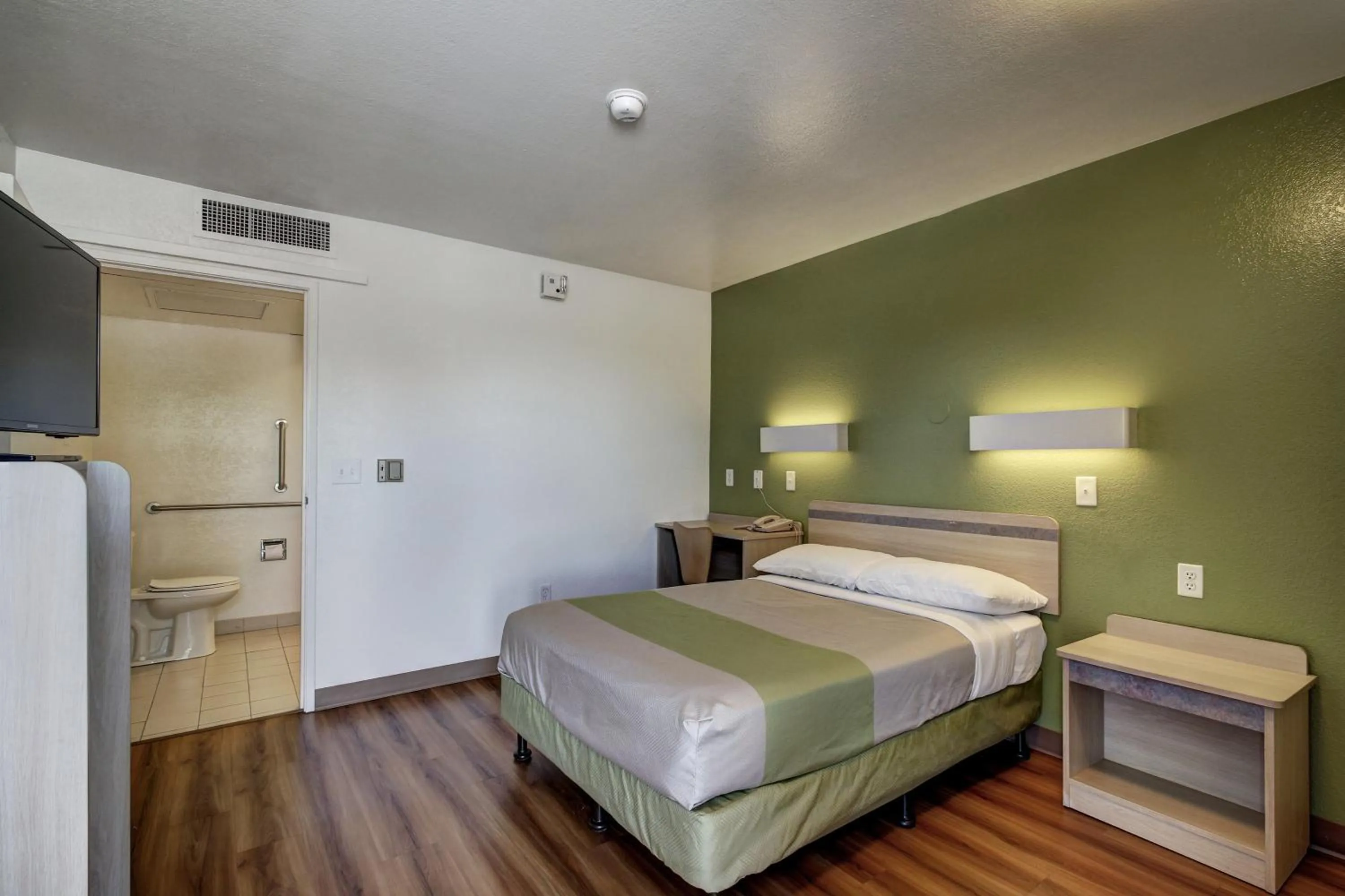 Photo of the whole room, Bed in Econo Lodge Midvale