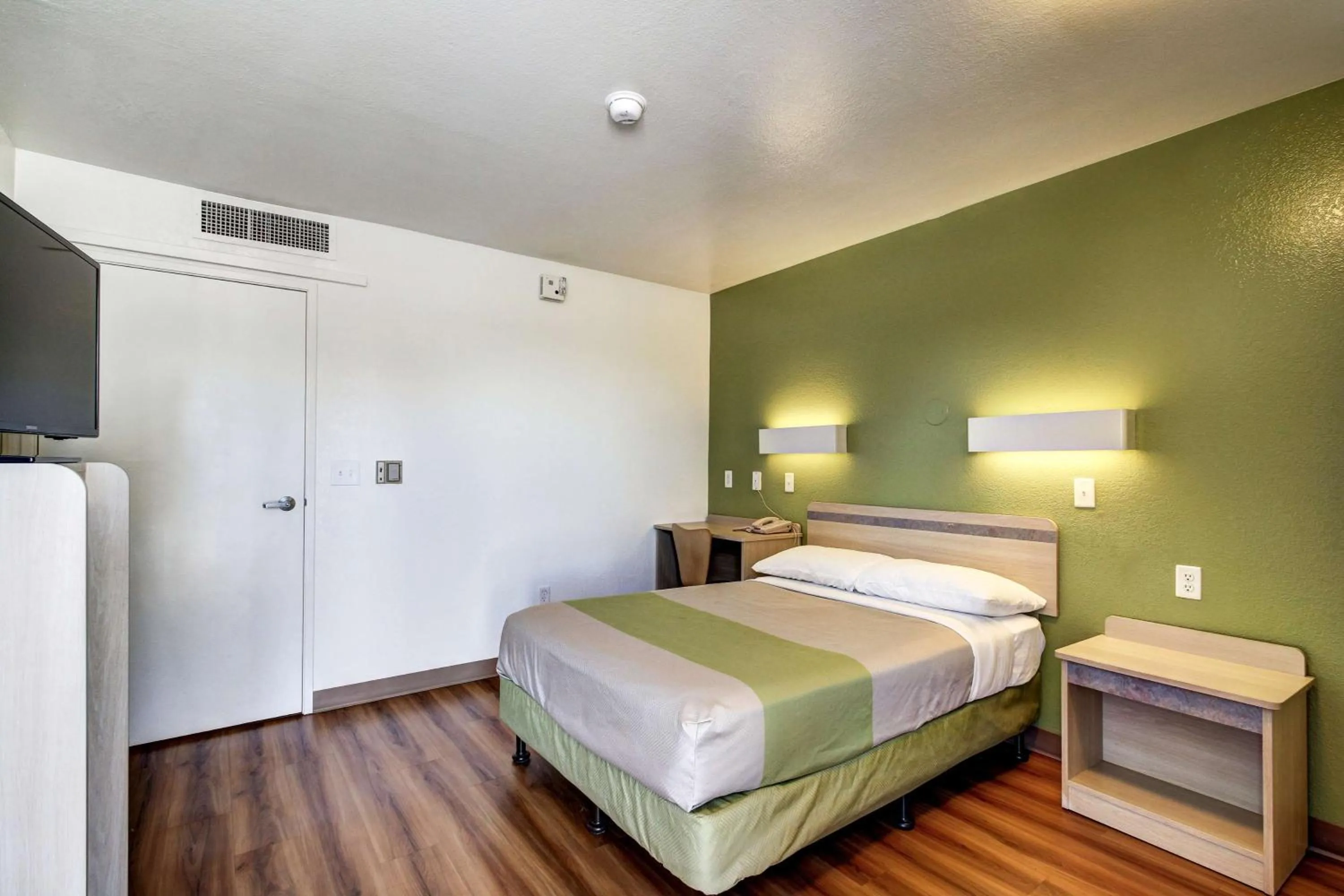 TV and multimedia, Bed in Econo Lodge Midvale