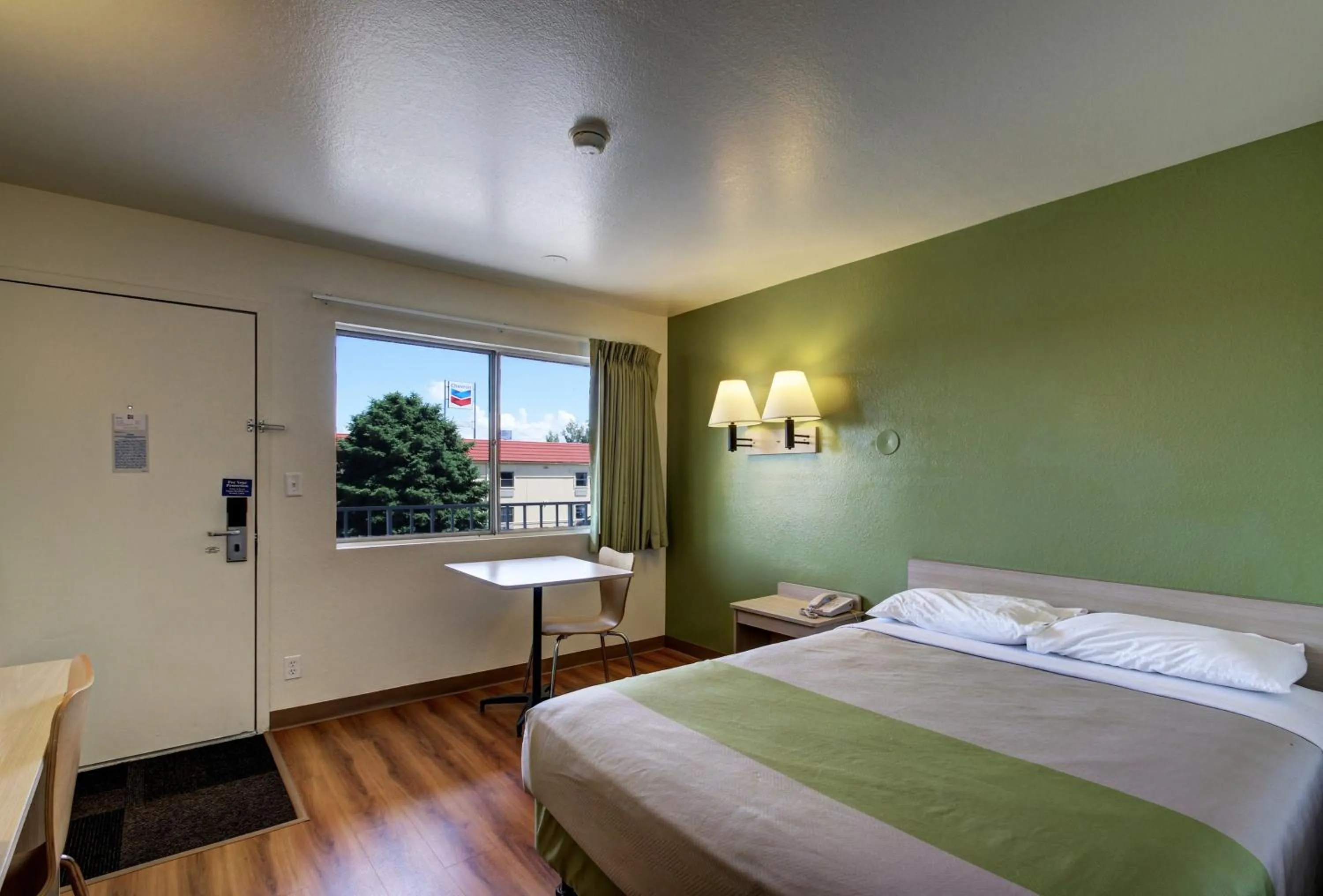 Photo of the whole room, Bed in Econo Lodge Midvale