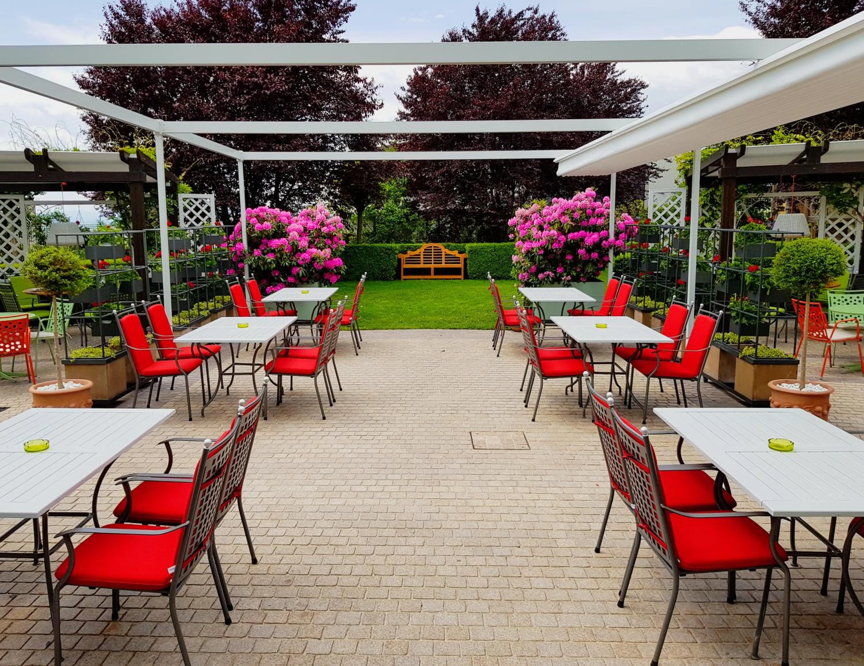 Garden in Hotel Sonnenhof