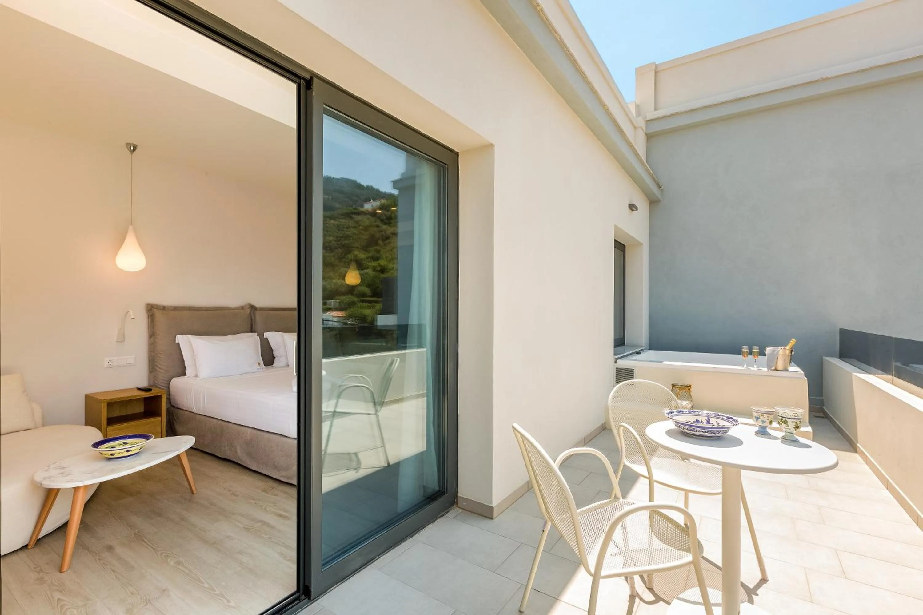 Hot Tub, Bed in Samian Mare Hotel, Suites & Spa