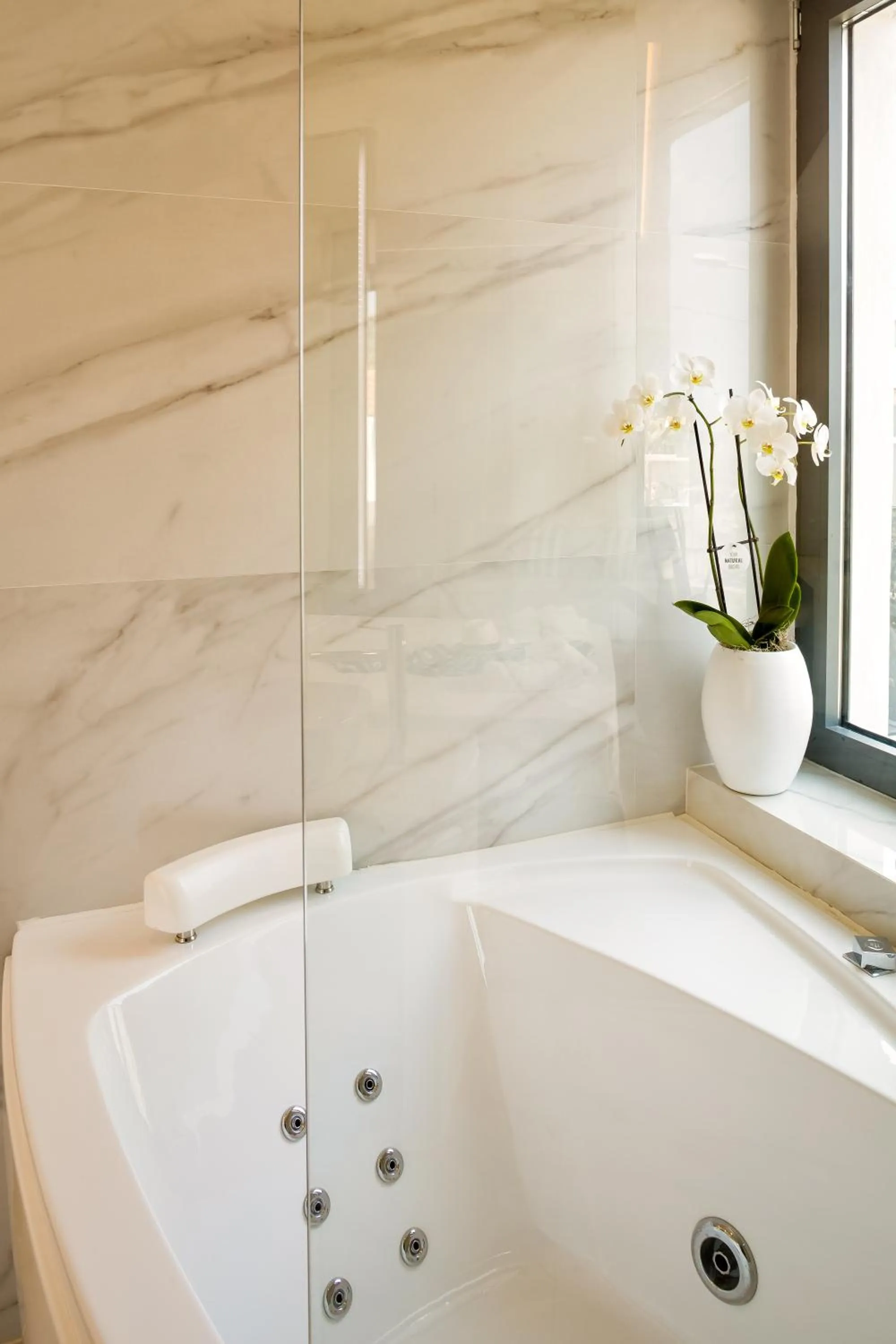 Hot Tub in Samian Mare Hotel, Suites & Spa